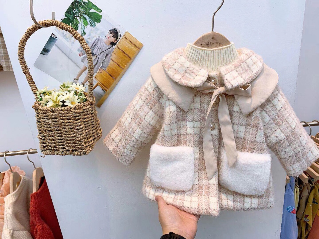A small thickened warm coat for girls