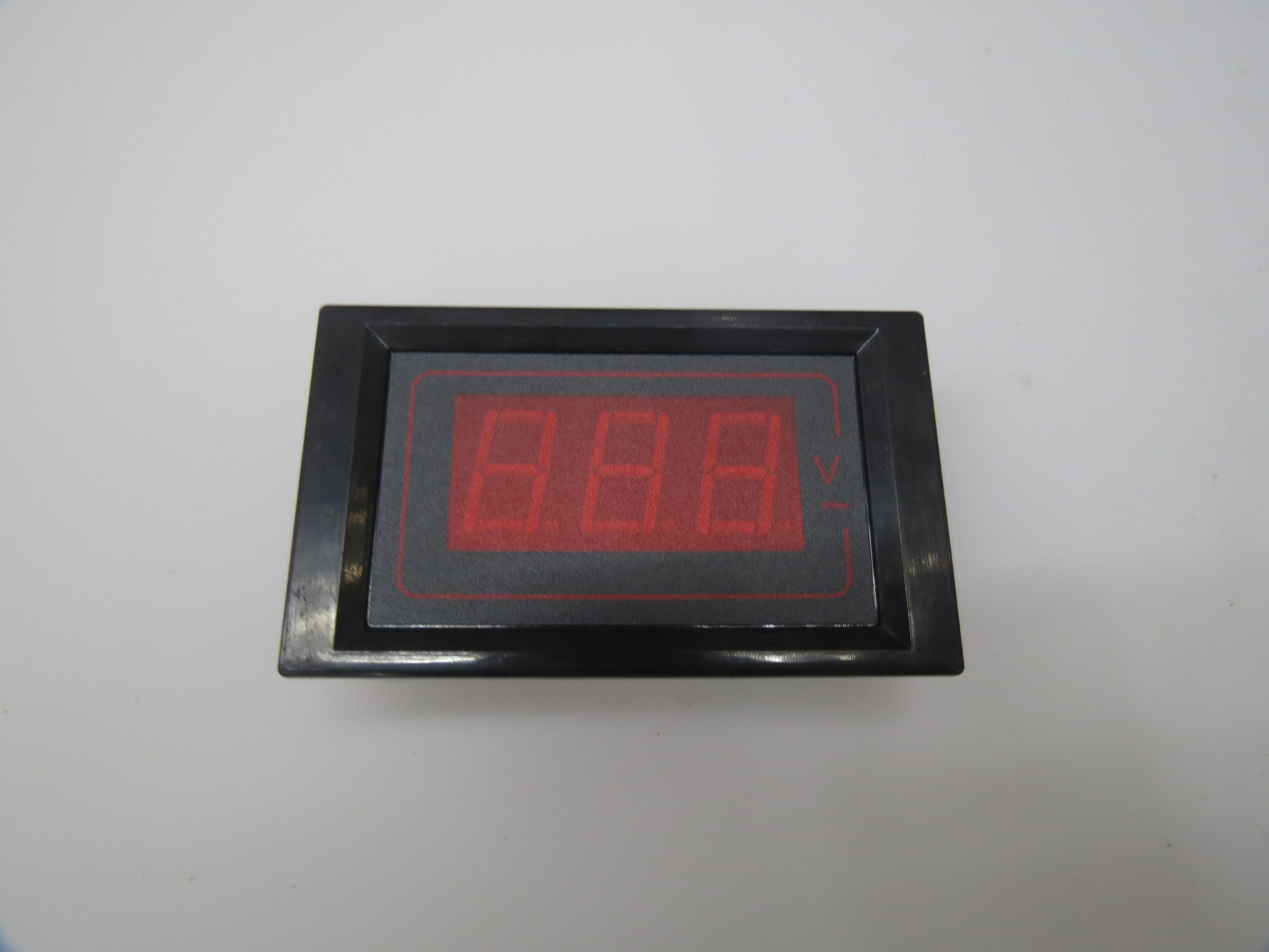 电压电流表：高精度实时监测电压电流变化的数字显示仪