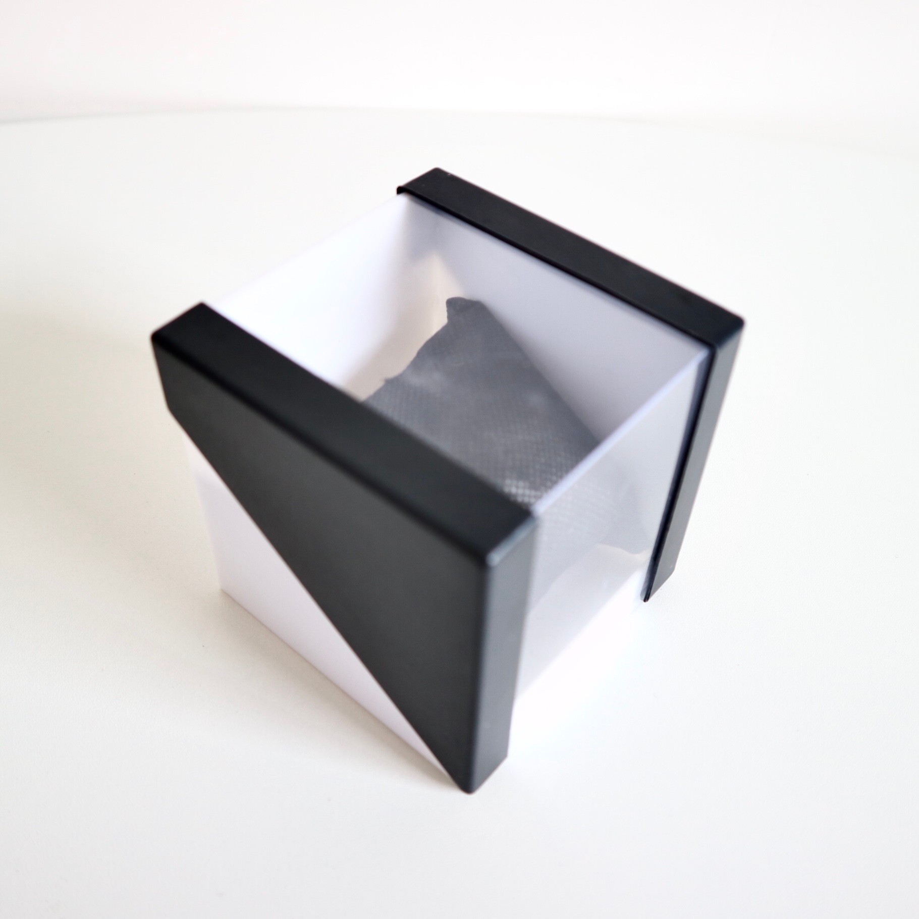 Direct sales of watch boxes from the manufacturer. Transparent, fashionable, and brightly colored high-end watch boxes are in stock and available for wholesale. Customized couple watch gift boxes detail image 5
