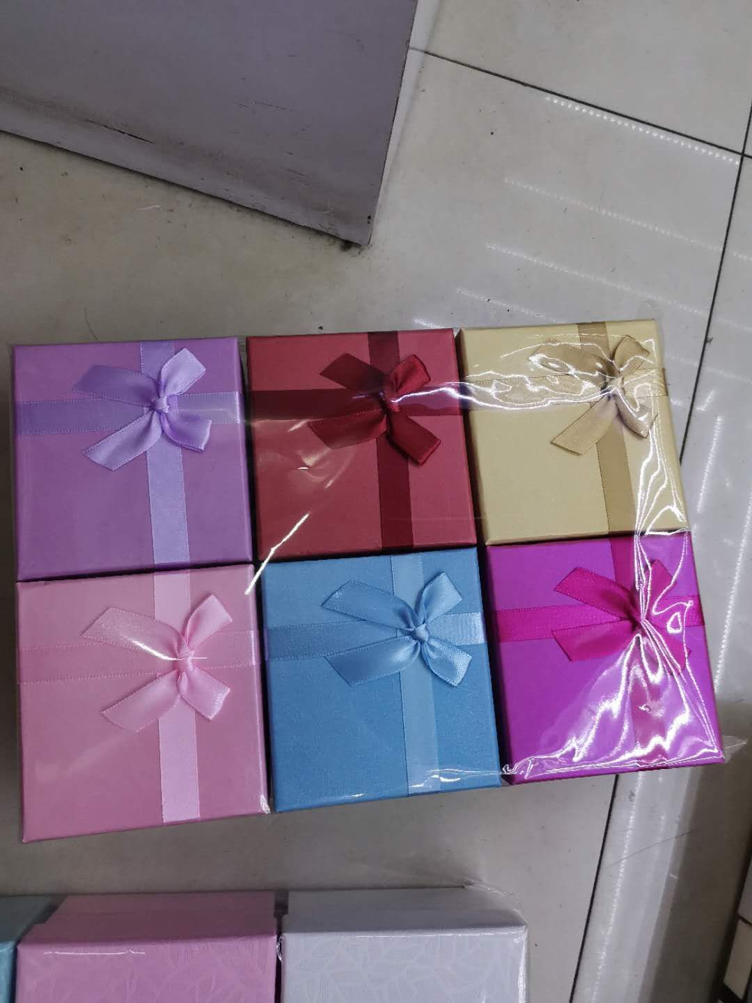 A 6-color silk ribbon bow watch box