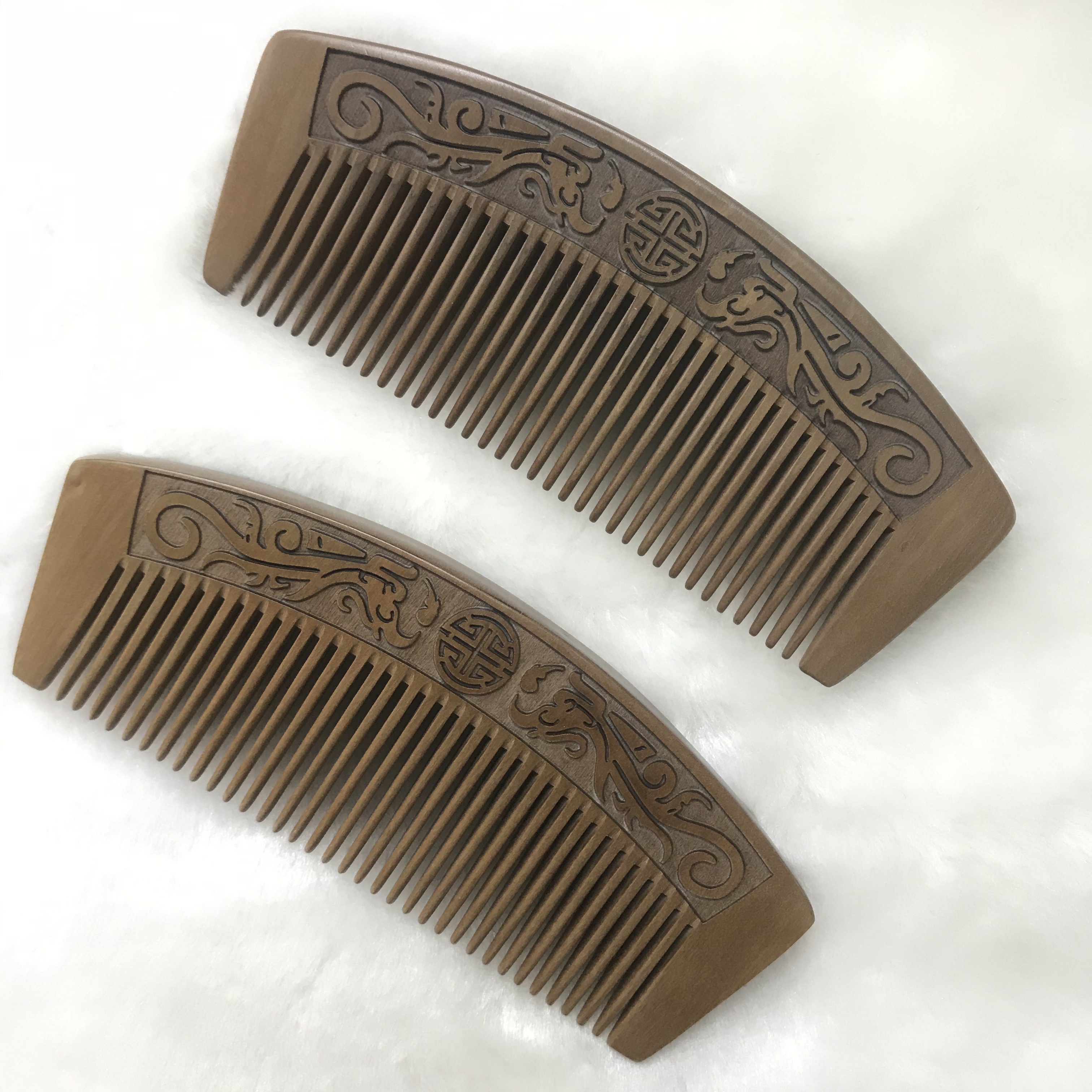 Factory direct sales of natural peach wood combs, double-sided engraved hand-combed combs, customizable logo moon-shaped combs. Specific dimensions are in the video detail image 4