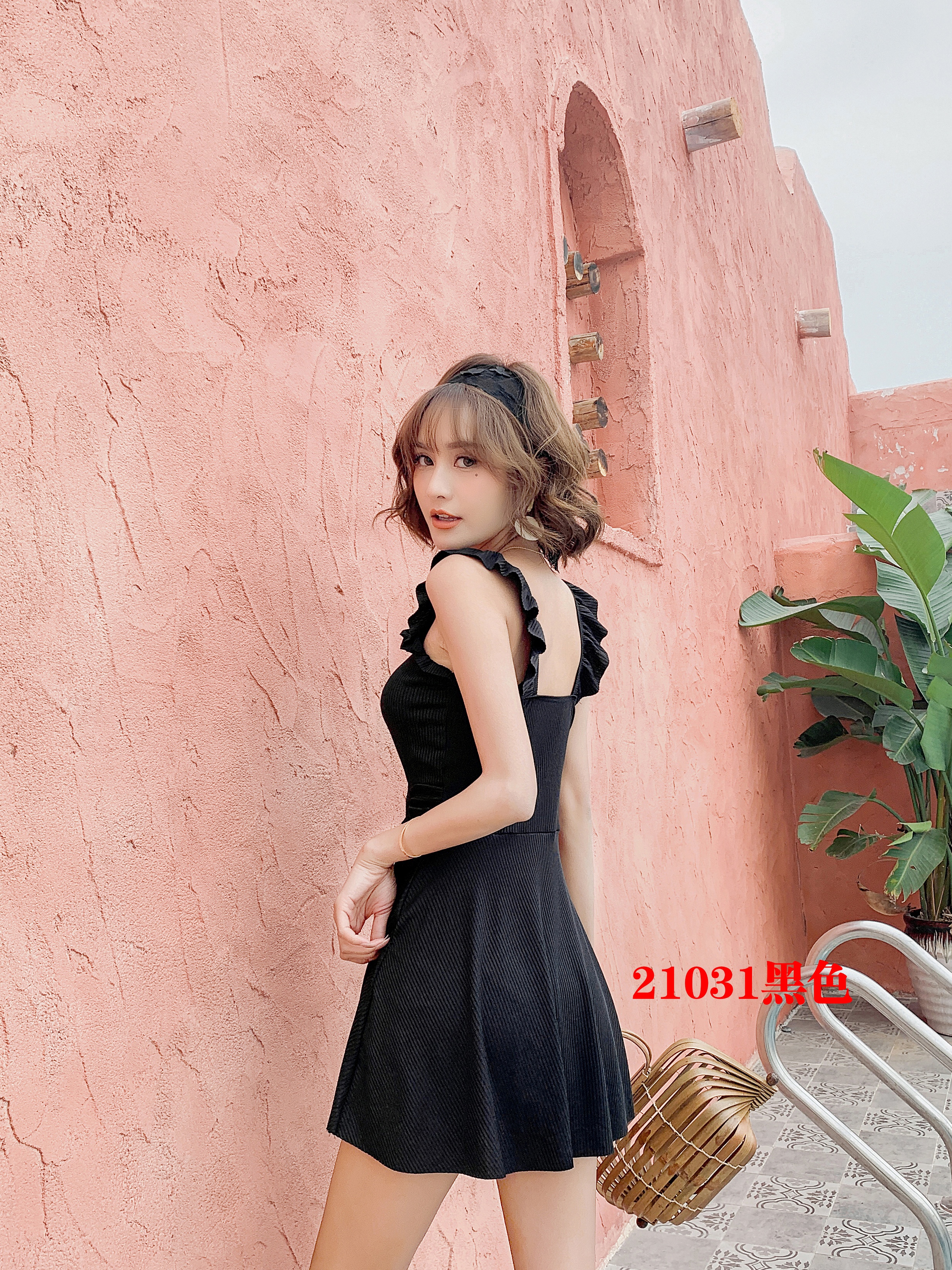 21031#最新面料坑条布连体泳衣：黑色、粉色，黄色、兰色白底实物图