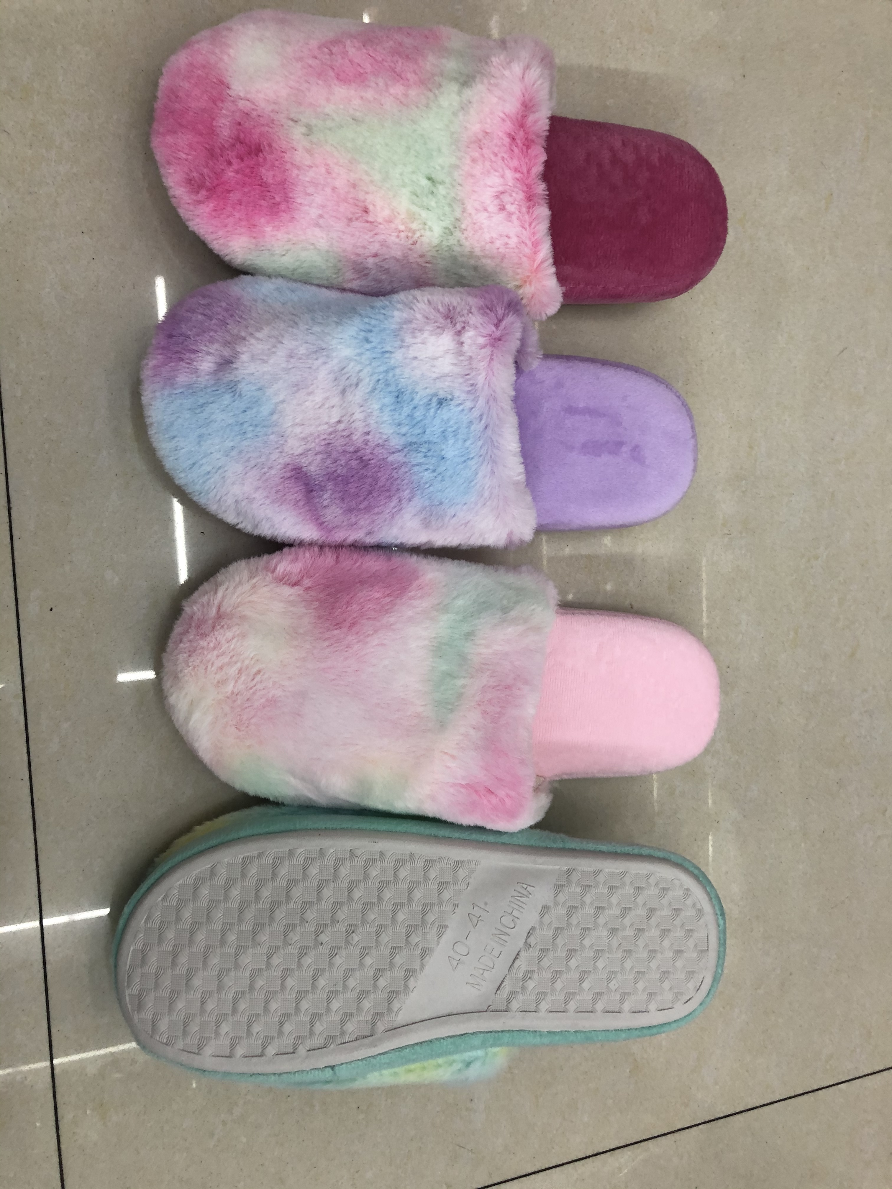 New tie-dyed rainbow-colored home slippers and plush cotton slippers for autumn and winter 2020 detail image 2
