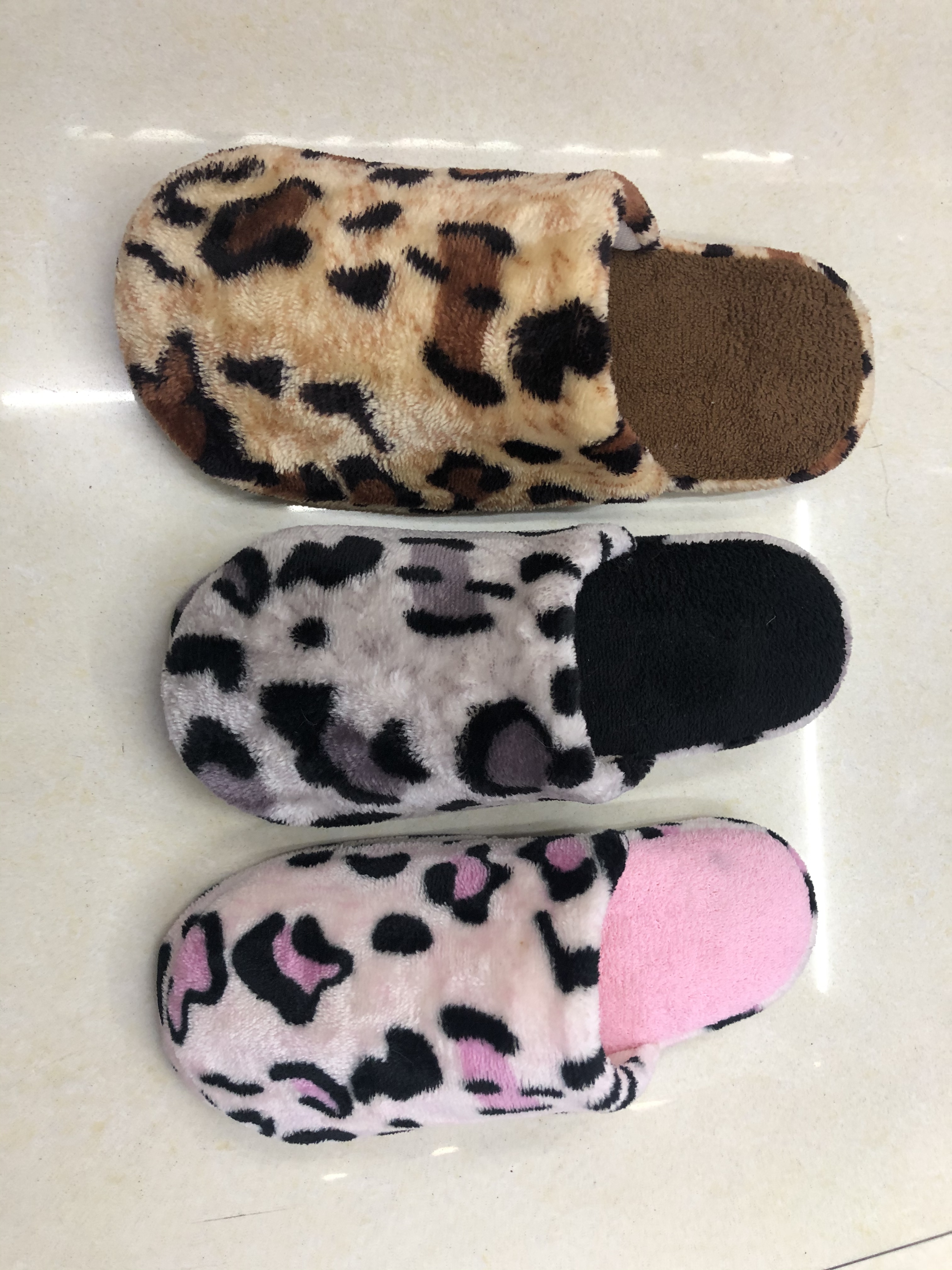 Classic large leopard print plush cotton slippers for couples detail image 2