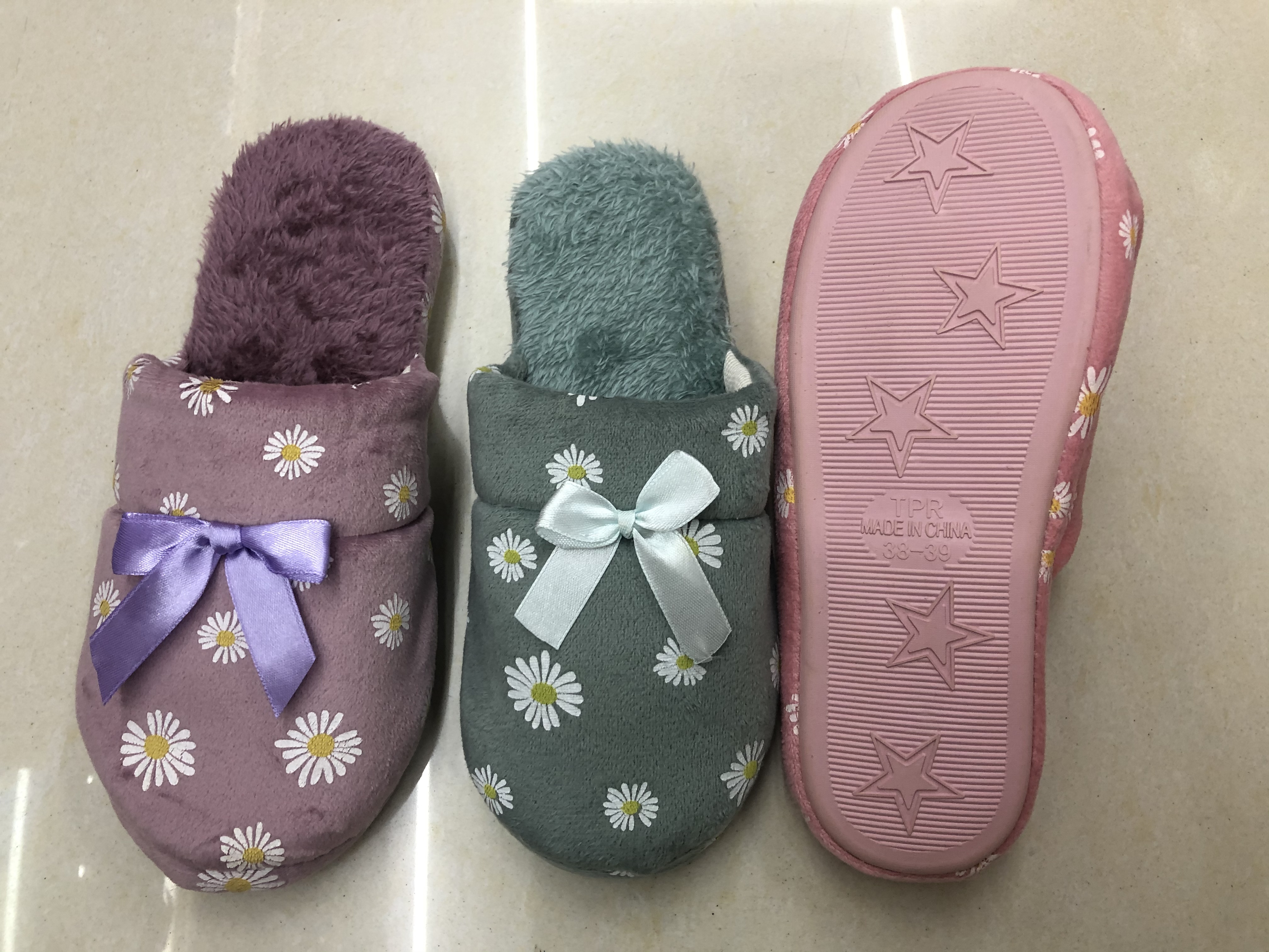 New autumn/Winter 2023 foreign trade style small wrinkled chrysanthemum women's cotton slippers details Picture