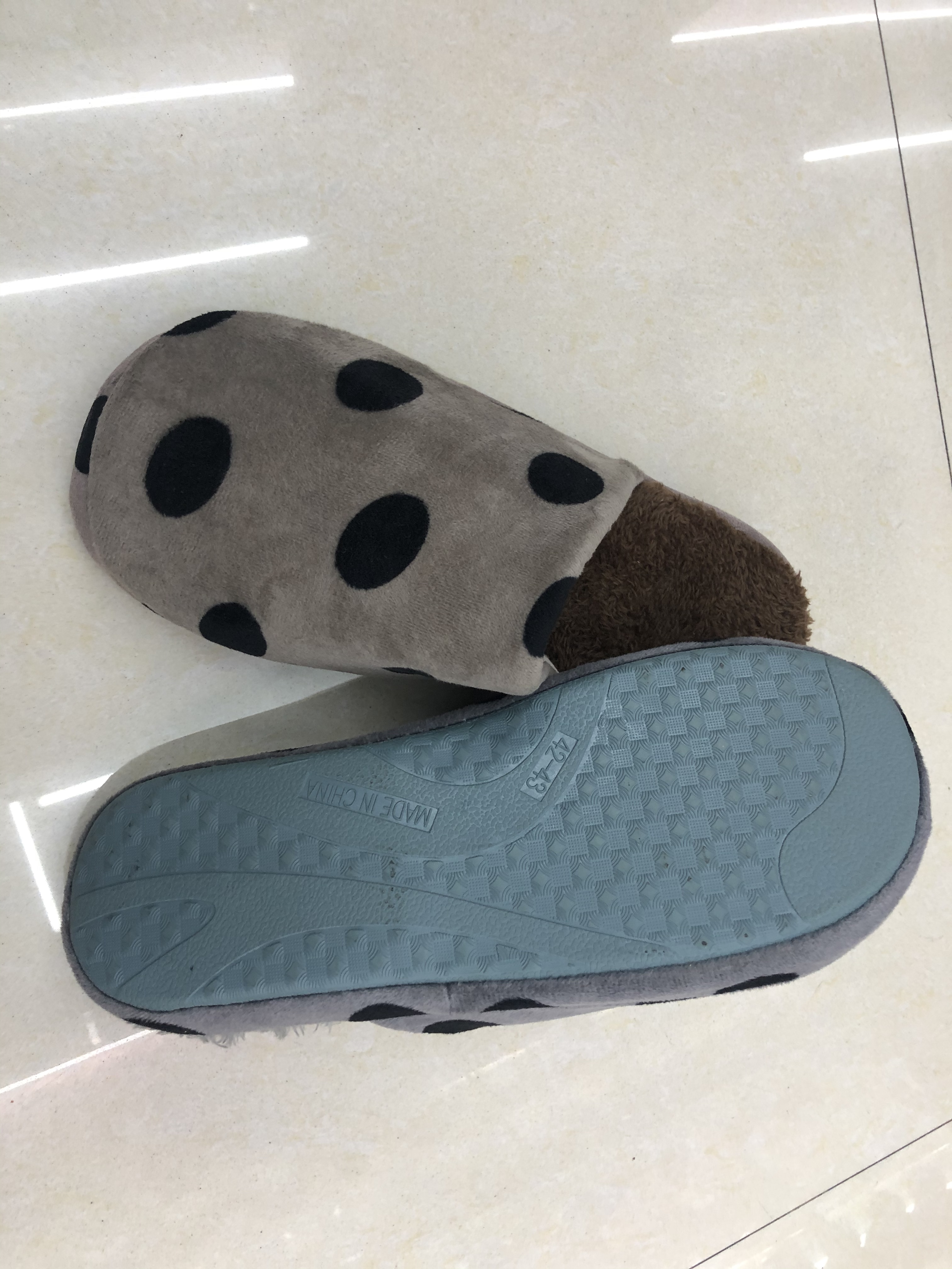 Large polka dot indoor woolen slippers for couples, a bestseller in foreign trade Application Scenario
