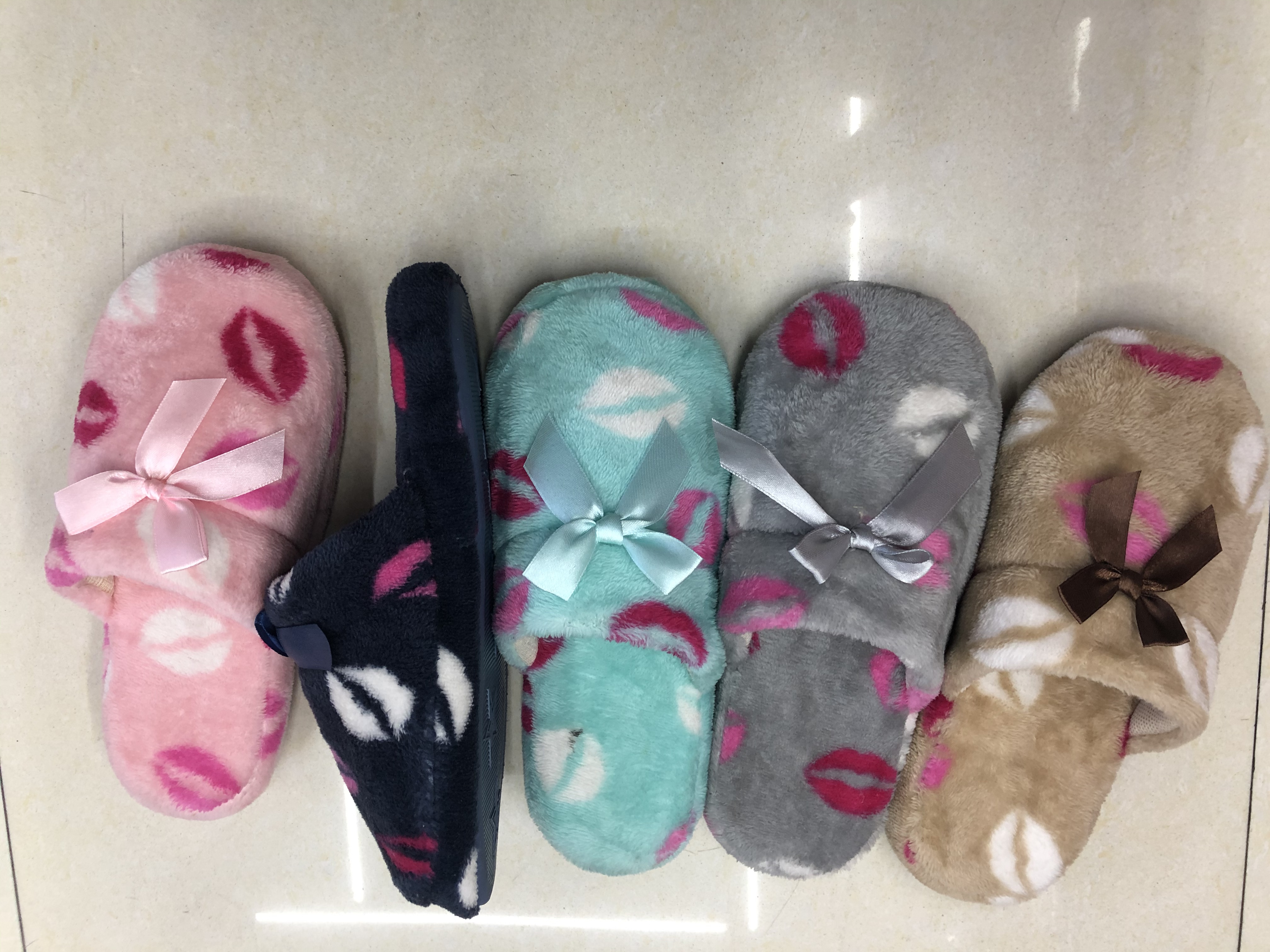 A hot-selling women's cotton slipper with a lip-printed bow in foreign trade Specification image