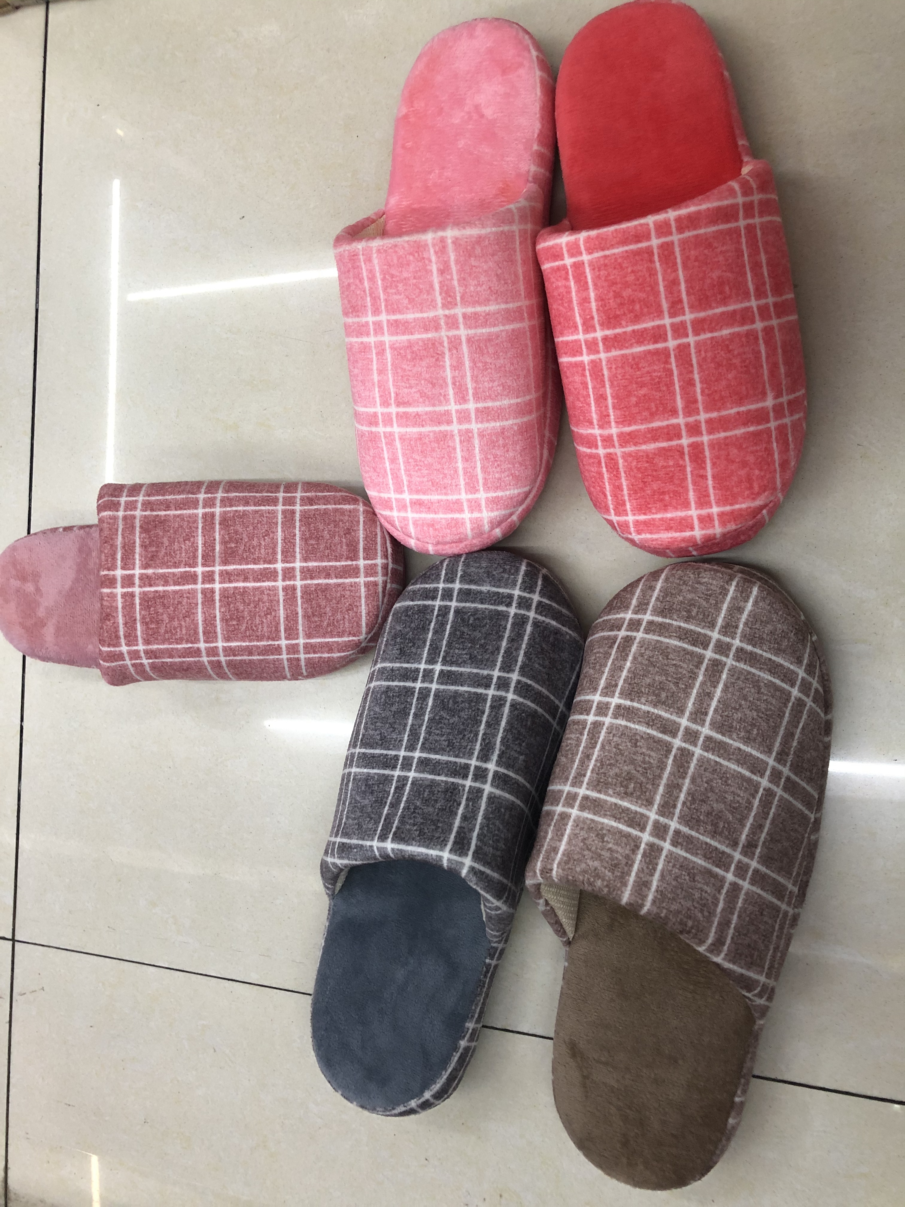 Autumn and winter home slippers featuring large checkered couple cotton slippers, a bestseller in foreign trade details Picture
