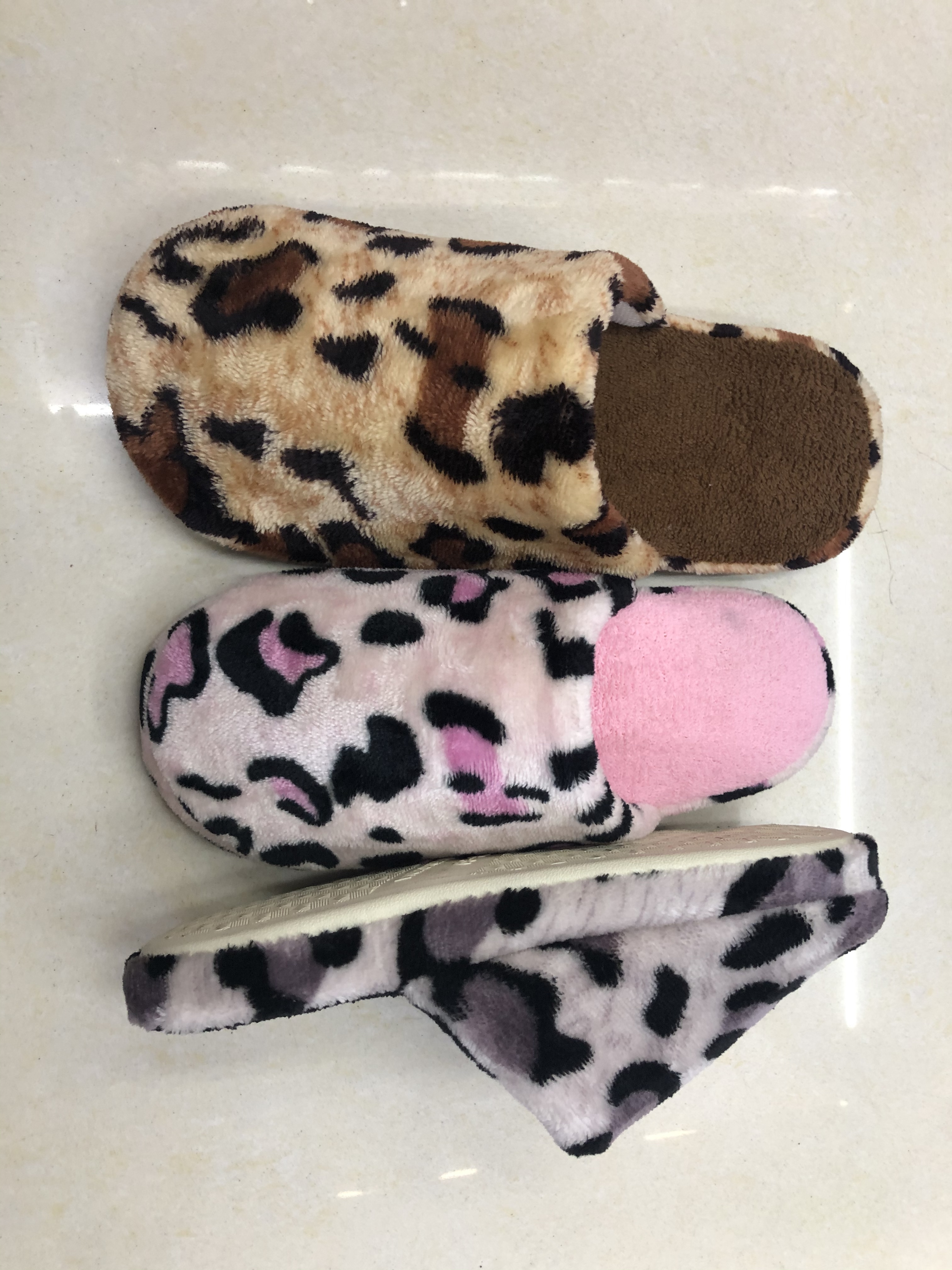 Classic large leopard print plush cotton slippers for couples detail image 1