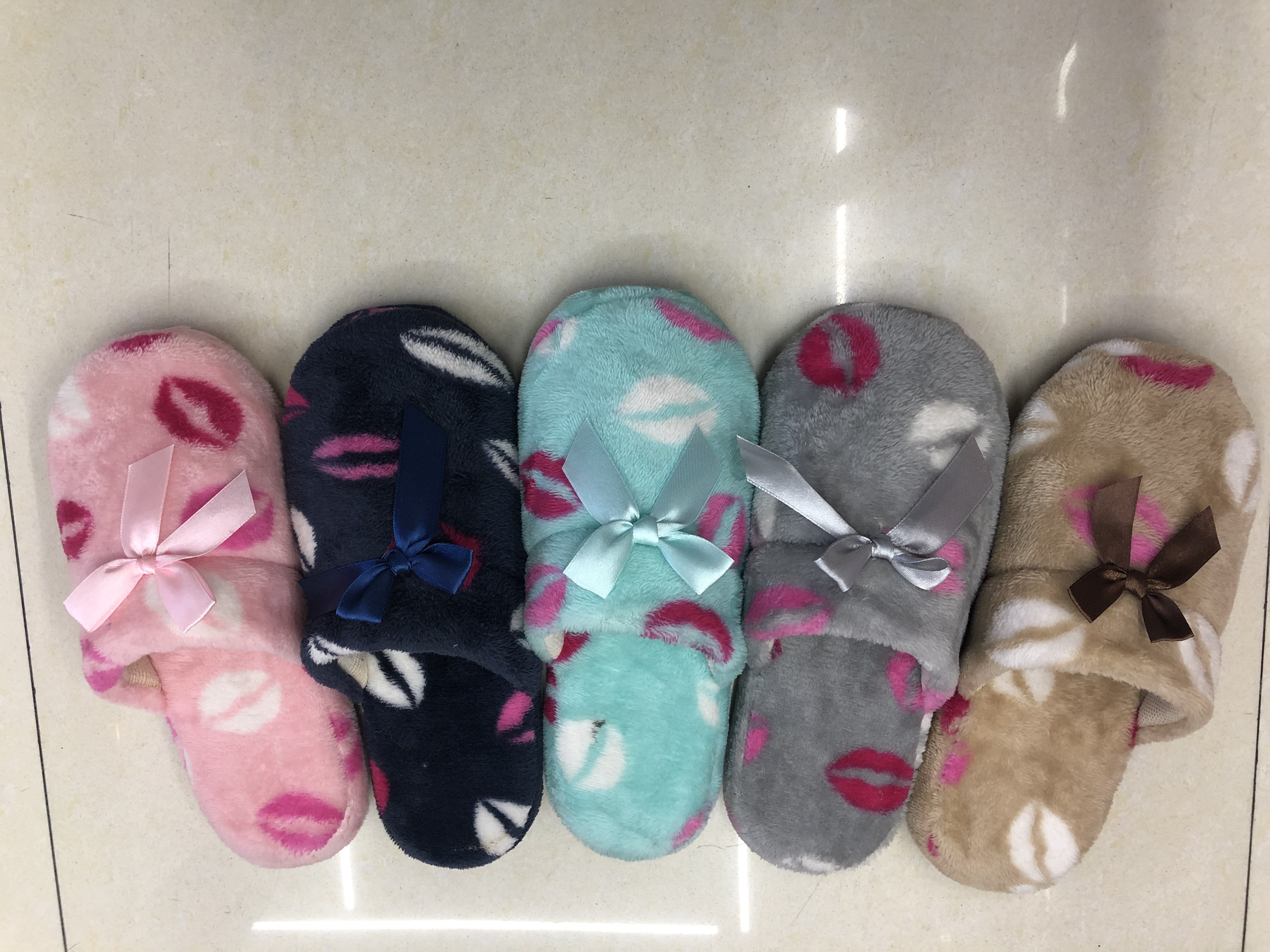 A hot-selling women's cotton slipper with a lip-printed bow in foreign trade details Picture