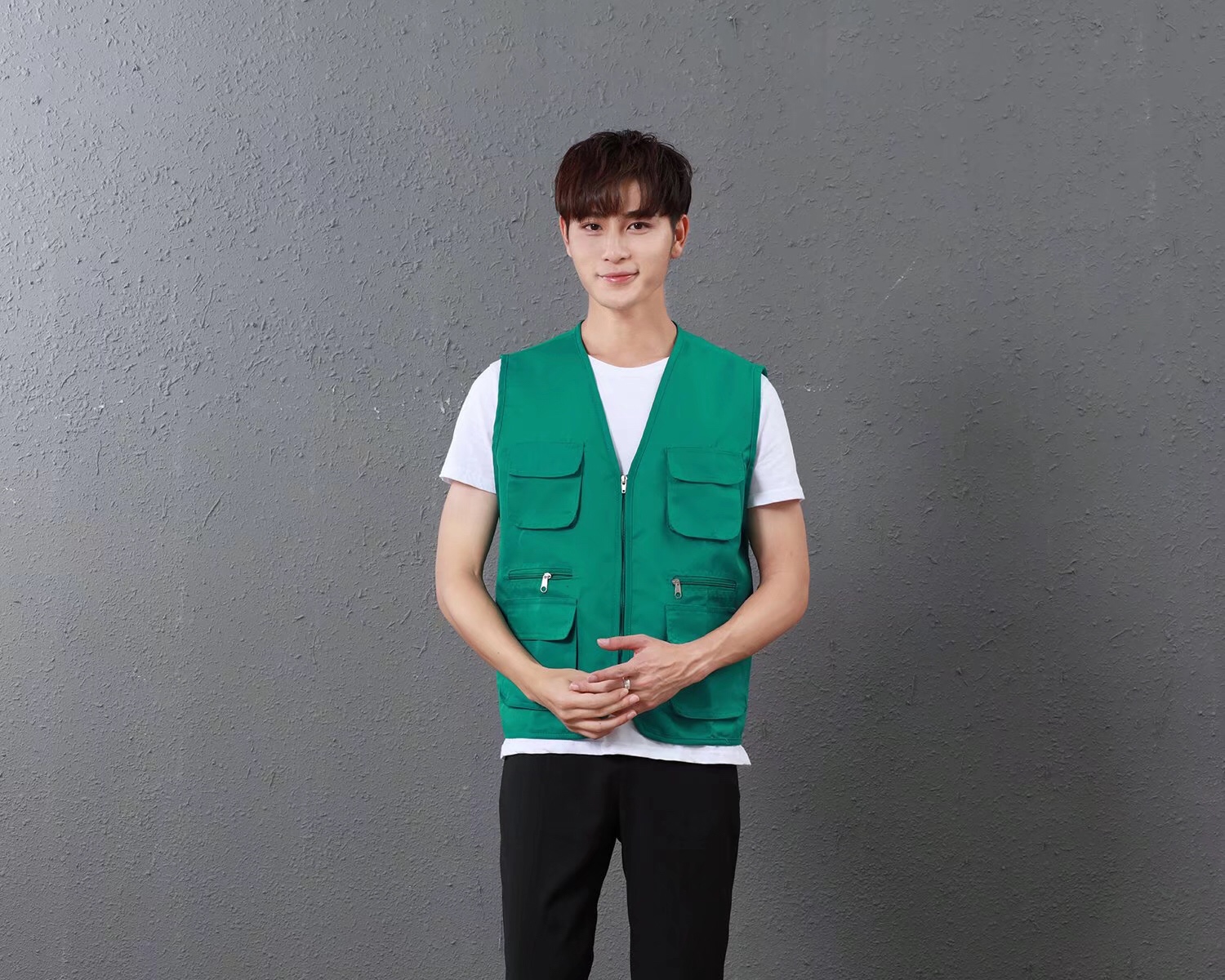 Multi-pocket work clothes, volunteer vests, custom-made printed express delivery advertisements, decoration projects, waistcoats, work vests for men and women Application Scenario