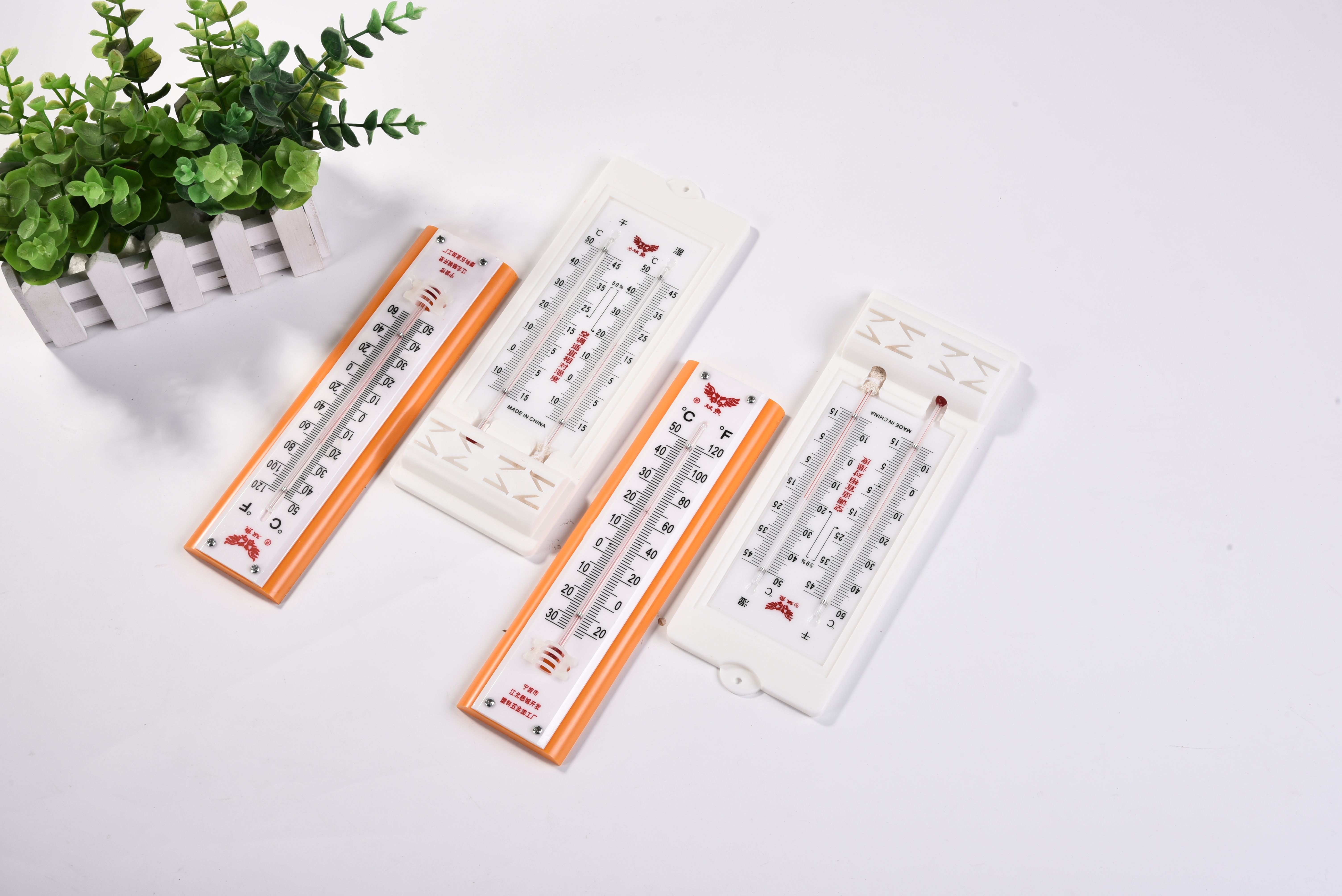 Double Fish brand Dry and Wet B-2 indoor and outdoor temperature and humidity meter, plastic thermometer, hygrometer, greenhouse thermometer Item Picture