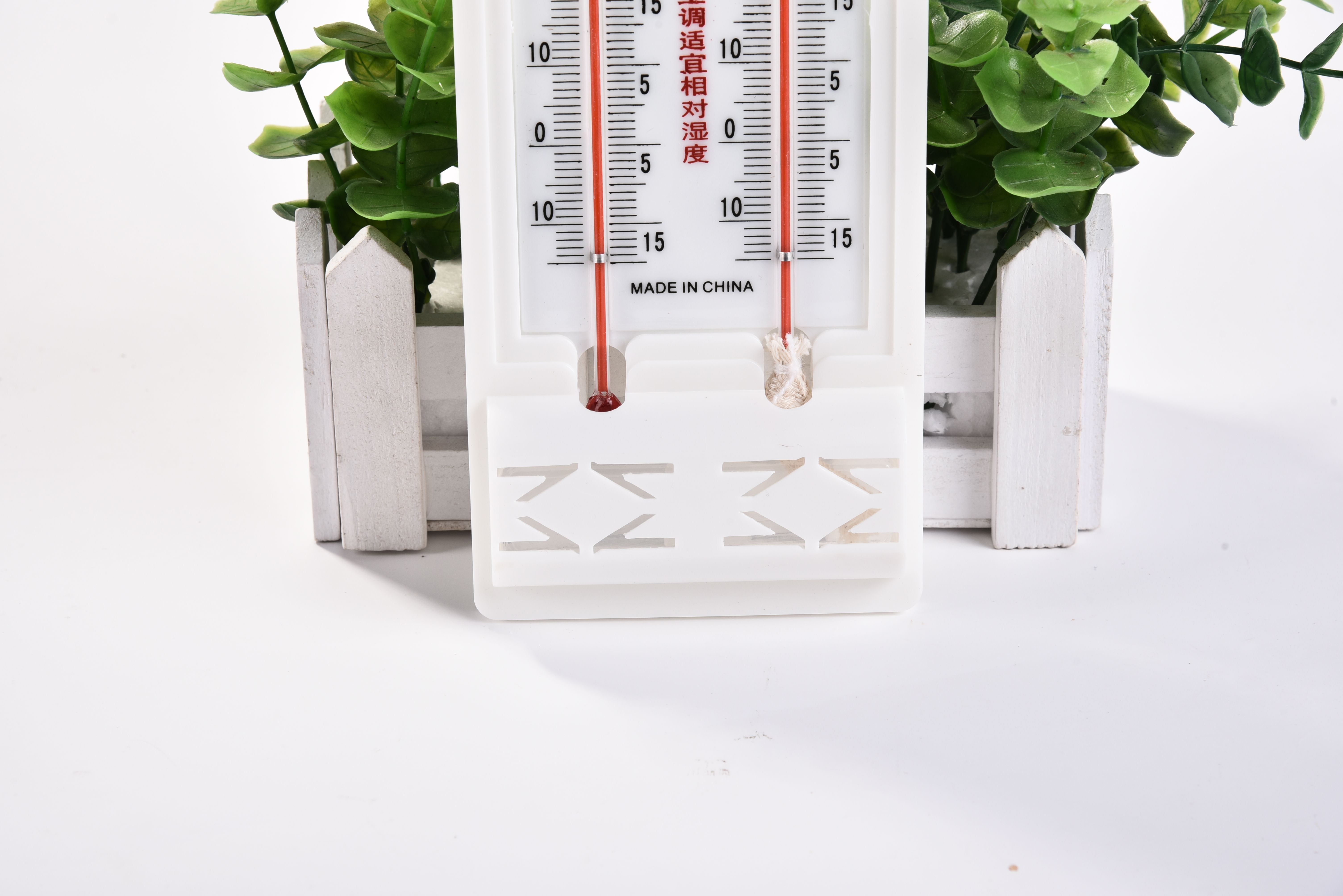 Double Fish brand Dry and Wet B-2 indoor and outdoor temperature and humidity meter, plastic thermometer, hygrometer, greenhouse thermometer Application Scenario