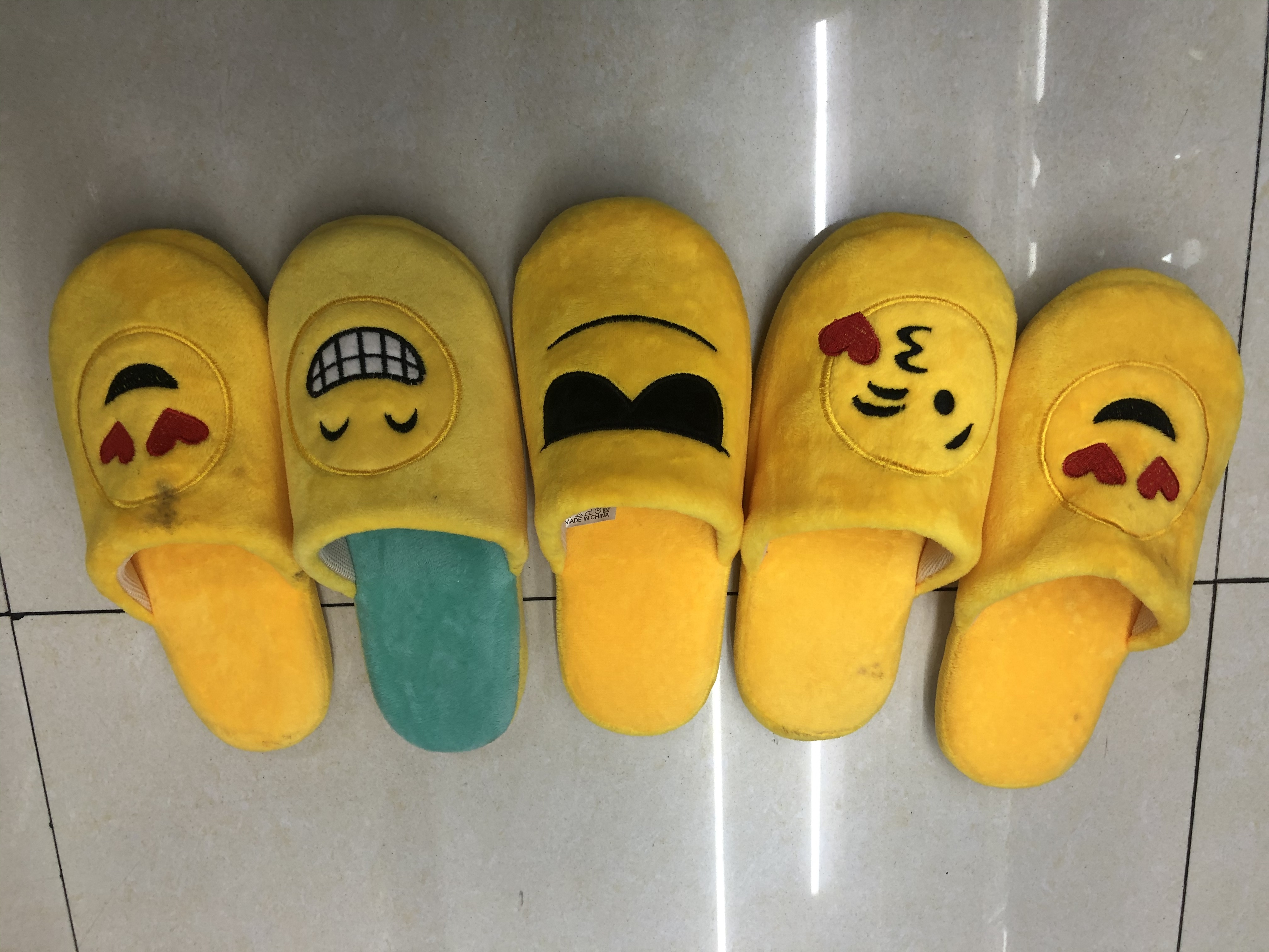 Golden Classic Cartoon smiley face emoji cotton slippers Application Scenario