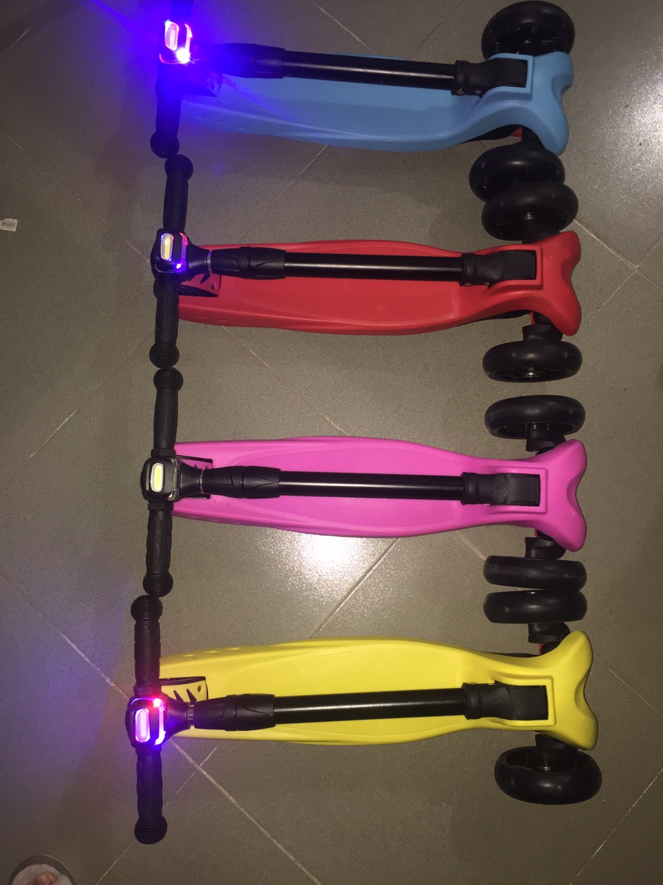 Adult meter-tall vehicle, foldable, with flashing lights and multi-speed light adjustment