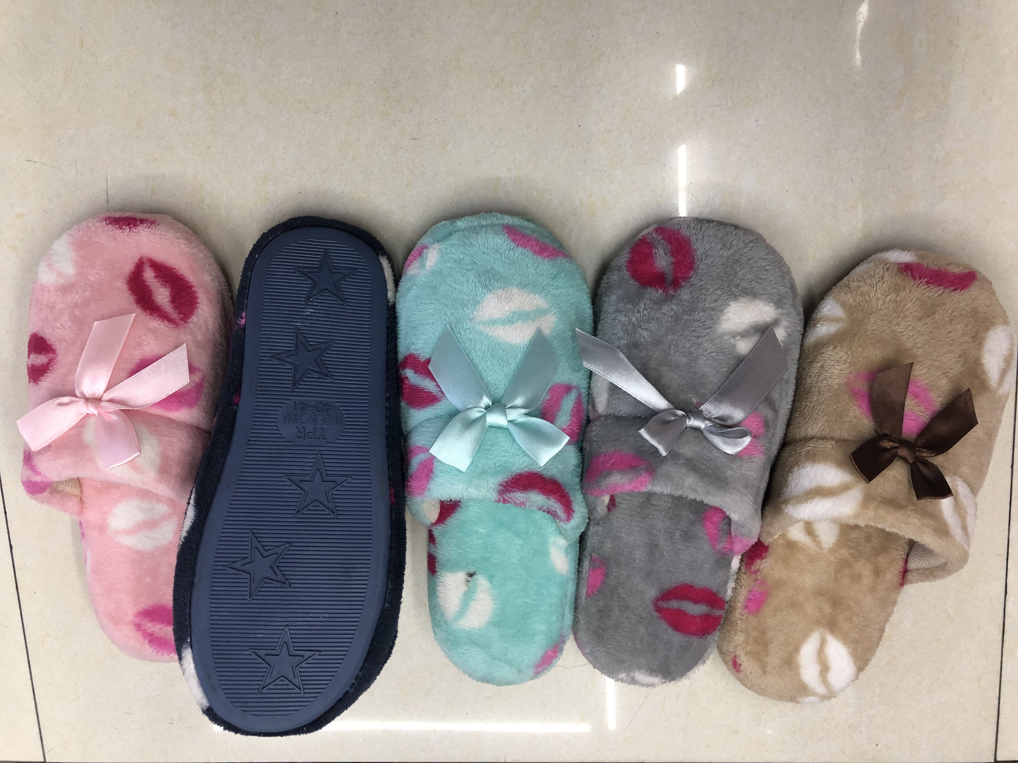 A hot-selling women's cotton slipper with a lip-printed bow in foreign trade pic 3