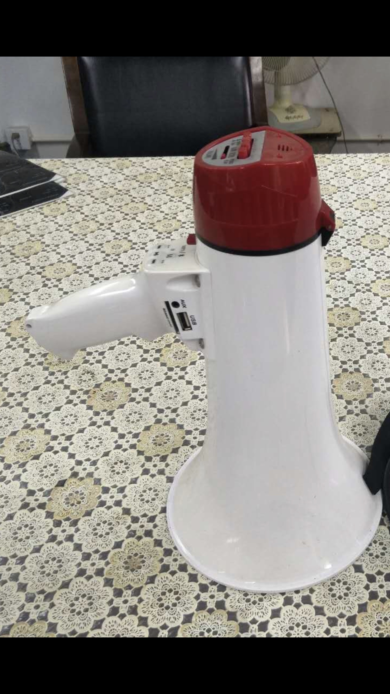 Large handheld multi-functional loudspeaker with high-power amplifier and recording speaker. The loudspeaker has a recording function and comes with USB Specification image