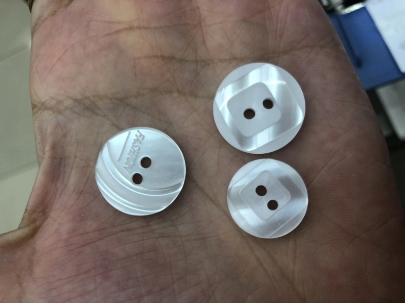 High-Grade Buttons Fashion Simple White Streamer Double Hole Factory Direct Sales Wholesale