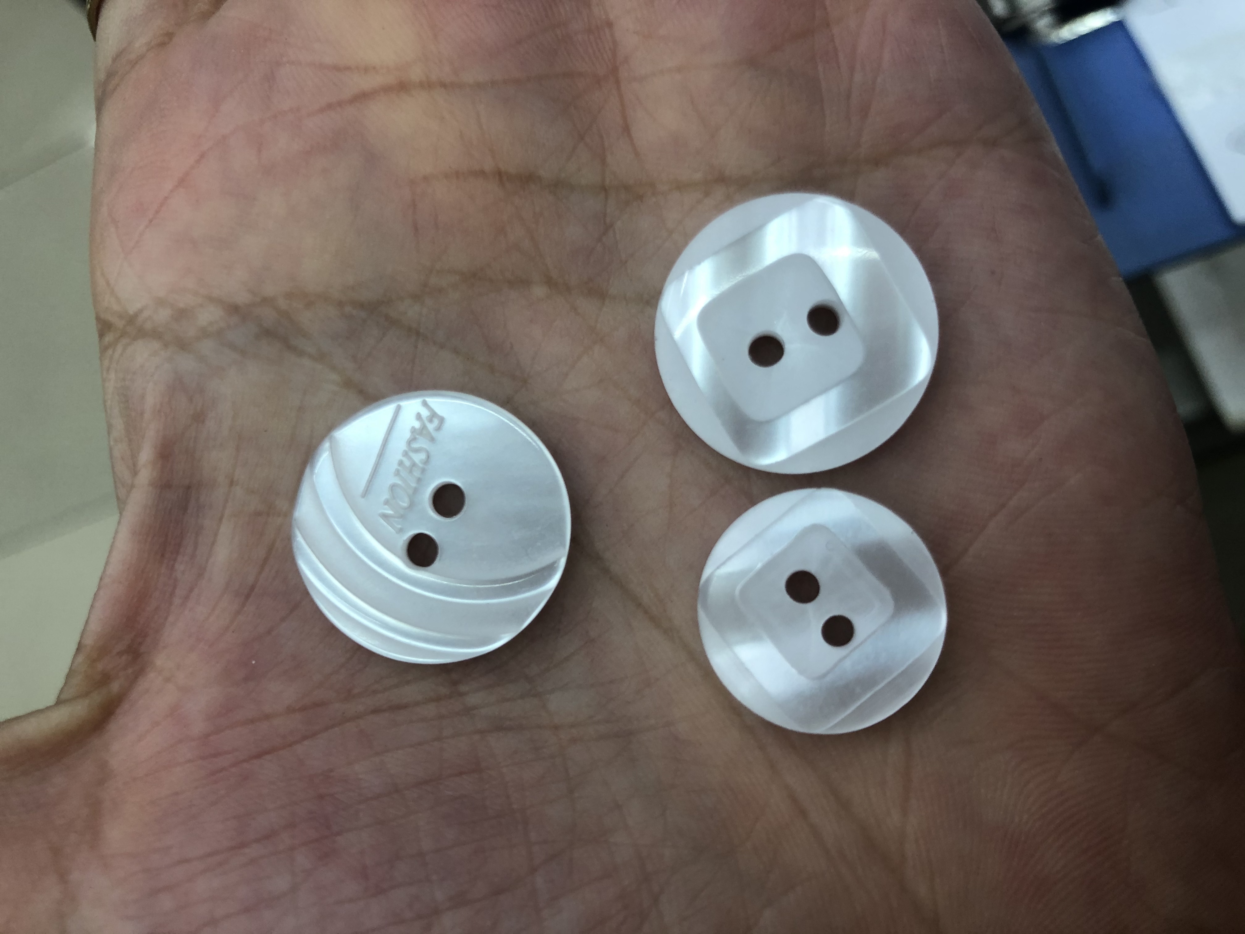 High-Grade Buttons Fashion Simple White Streamer Double Hole Factory Direct Sales Wholesale details Picture