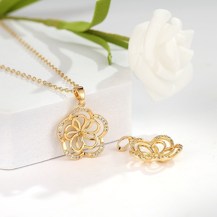 Zhongxing Accessories' new copper-plated 14k gold slightly inlaid zircon key pendant is a simple, fashionable and versatile necklace pendant accessory Item Picture