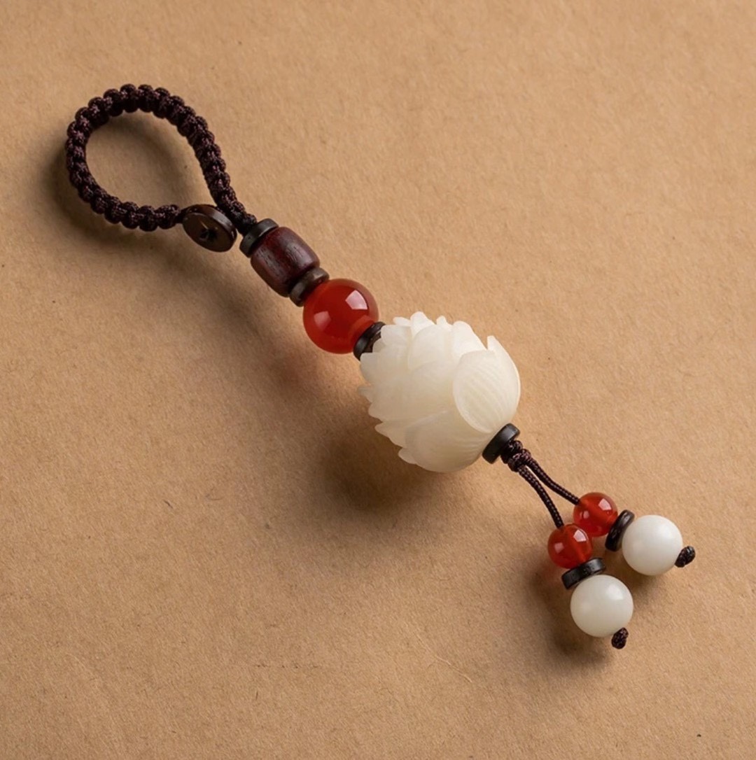 ⚜️⚜️白玉莲花钥匙扣 
天然菩提根，手工精雕五层莲花，搭配檀木镶银桶珠，黄杨木梅花，玛瑙 朱砂，经典搭配，多款细节图