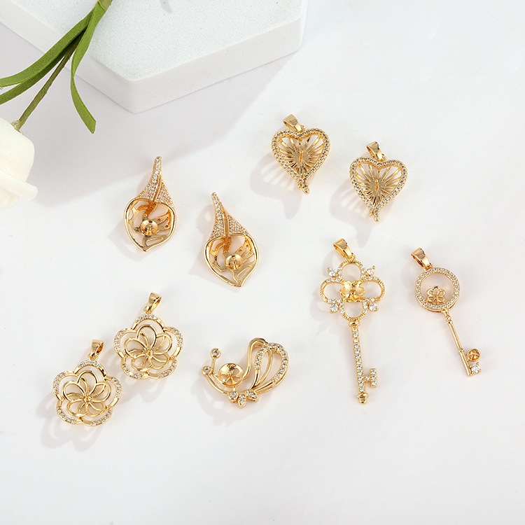 Zhongxing Accessories' new copper-plated 14k gold slightly inlaid zircon key pendant is a simple, fashionable and versatile necklace pendant accessory Specification image