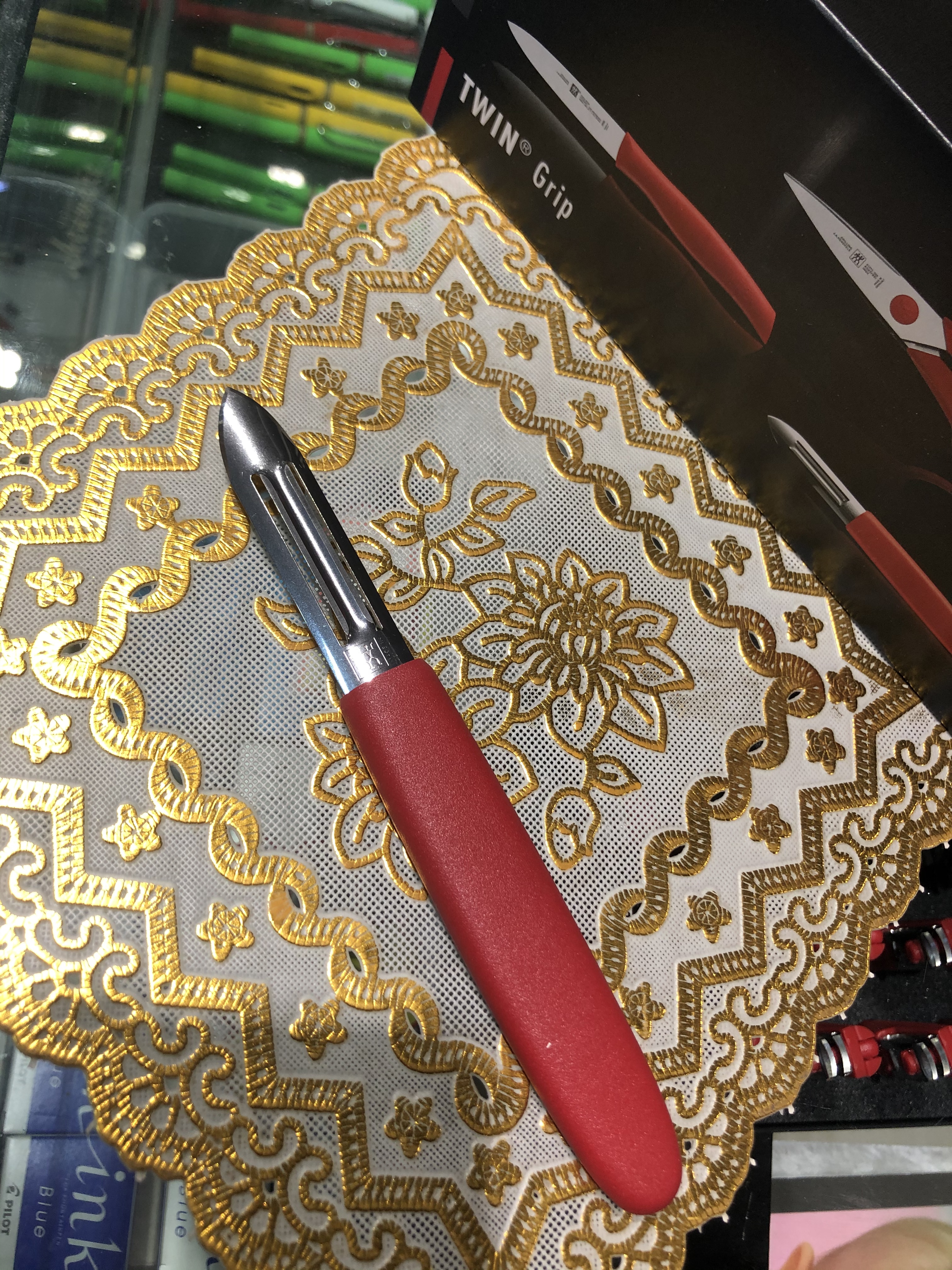 German original imported Zwilling tools three-piece set of scissors, peelers and fruit knives detail image 2