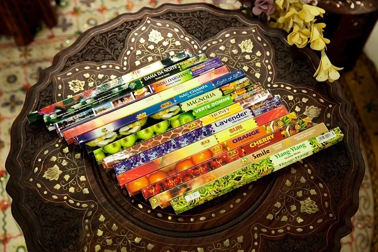The small box of raj's small square scented incense sticks is long-lasting and refreshing detail image 4