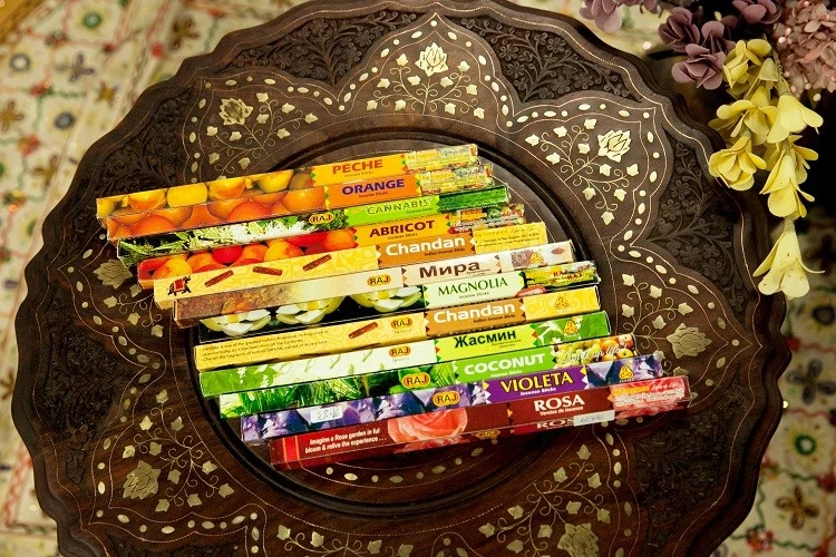 The small box of raj's small square scented incense sticks is long-lasting and refreshing detail image 3