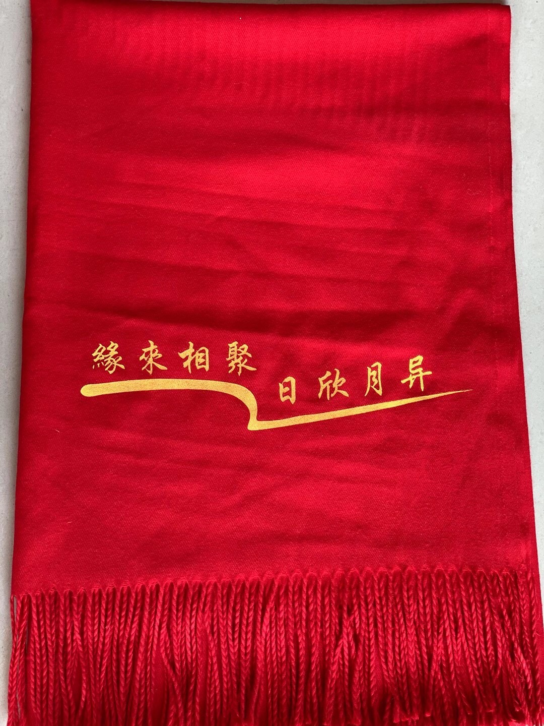 A bright red scarf Specification image