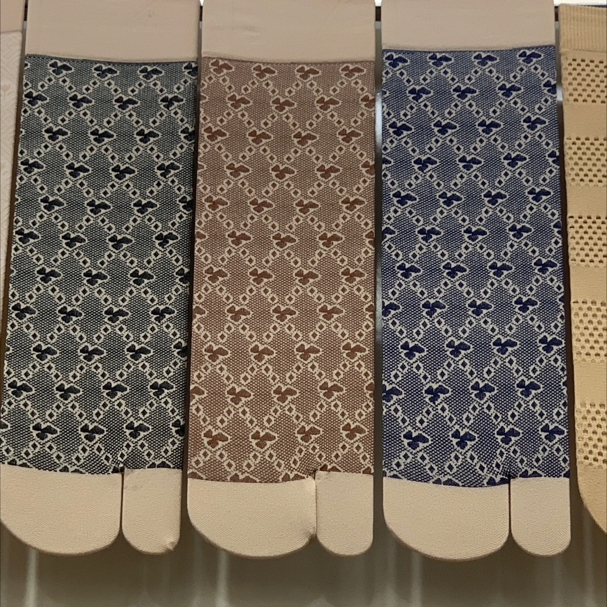 Polyamide Jacquard Toe Three-Leaf Socks