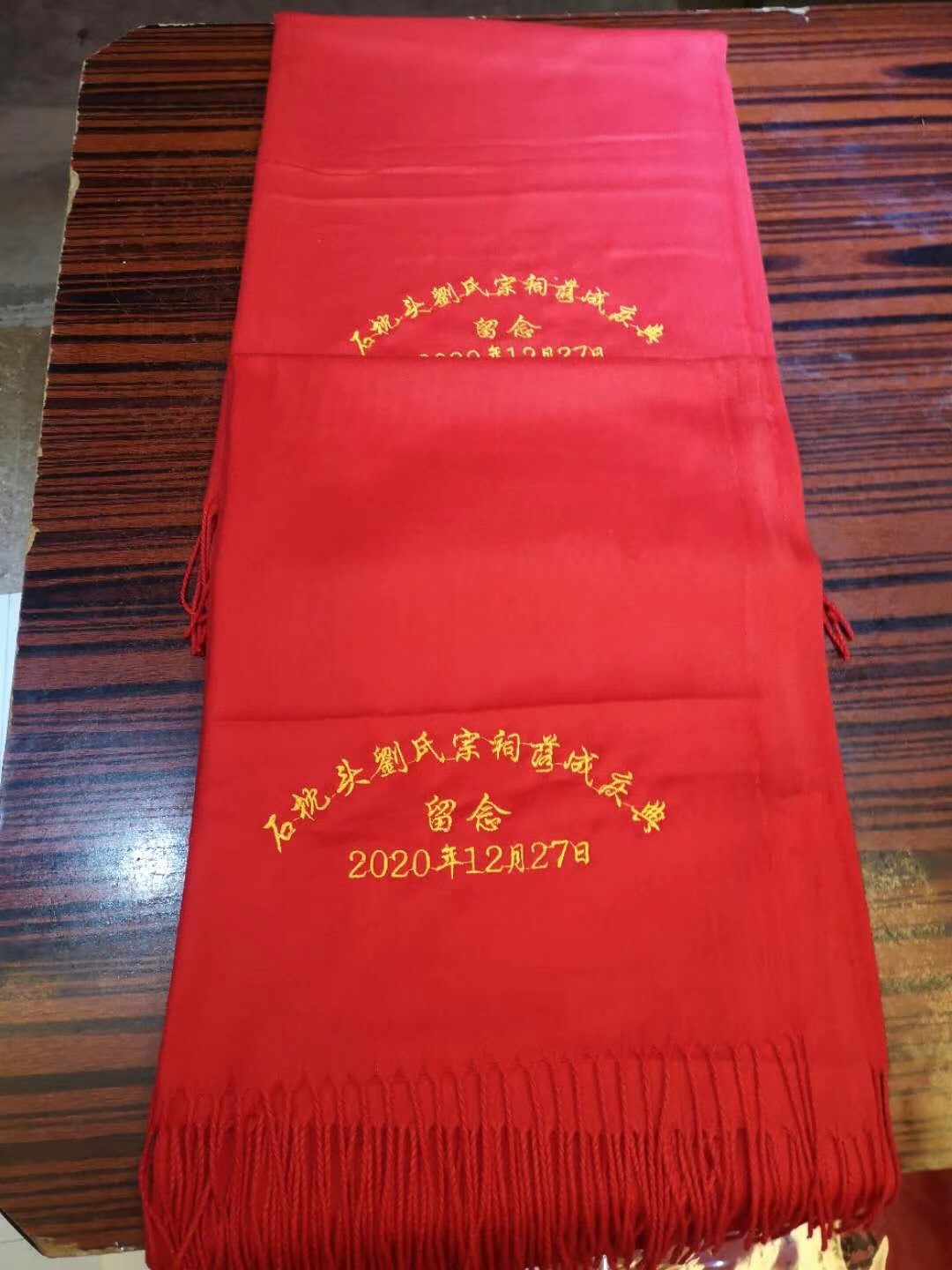 A bright red scarf Application Scenario
