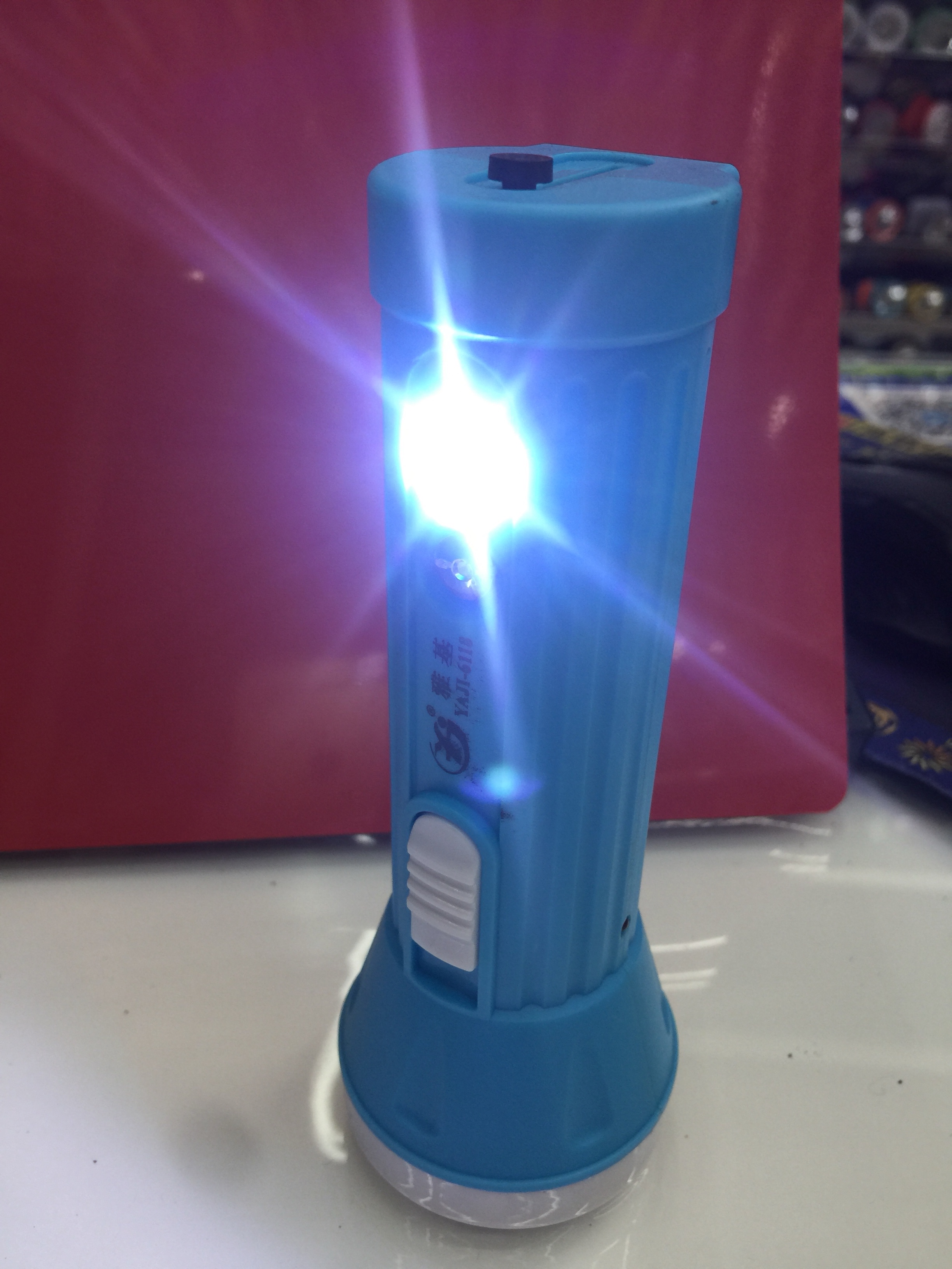 6118T太阳能手电白底实物图