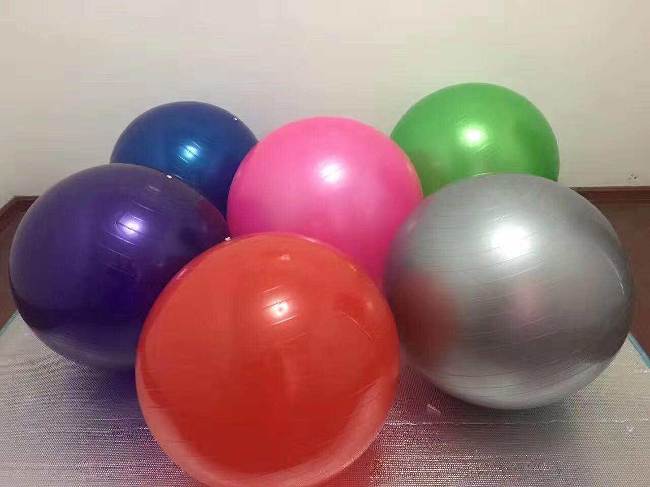 The 55 cm yoga ball and fitness ball can be mixed in color