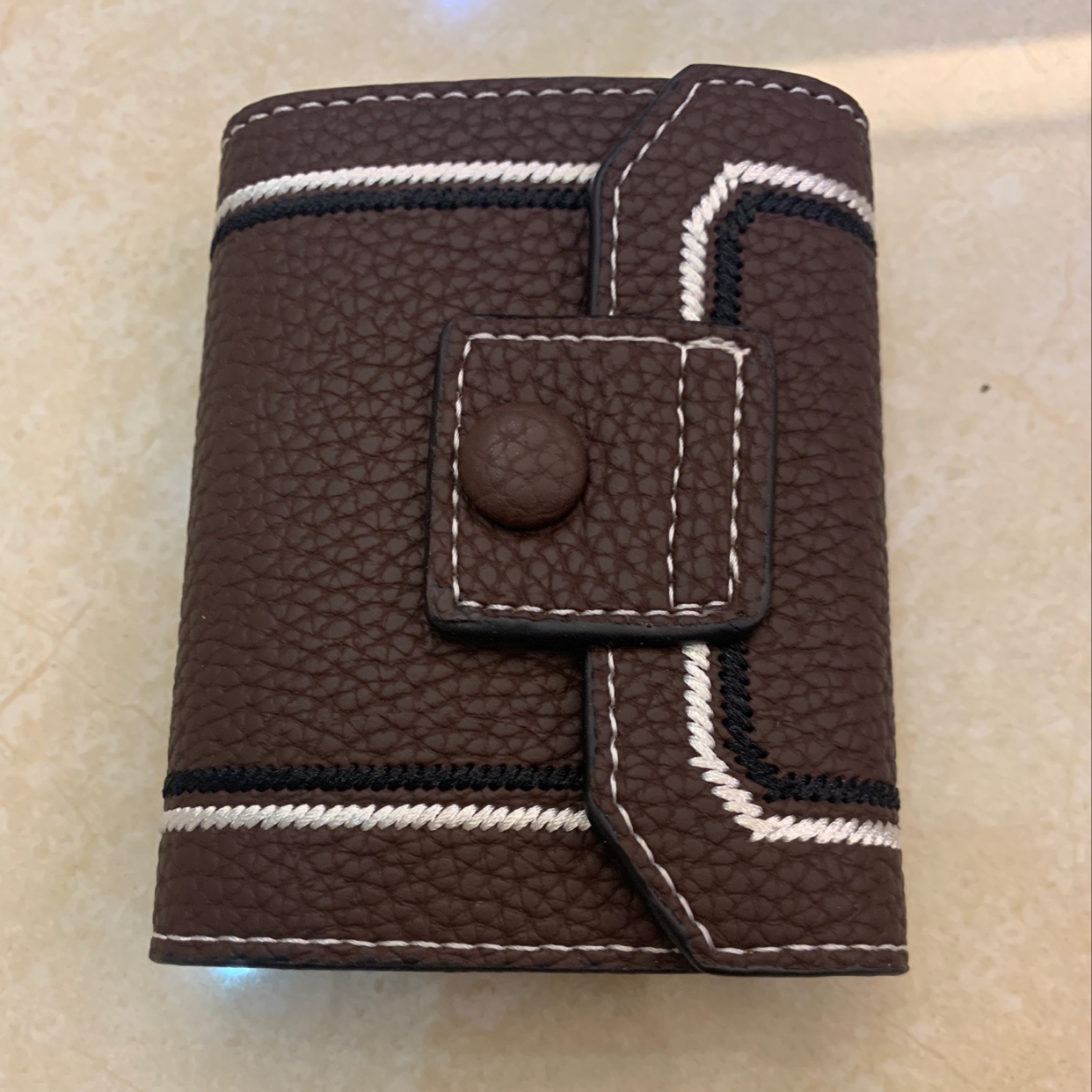 The new card case is in coffee color details Picture
