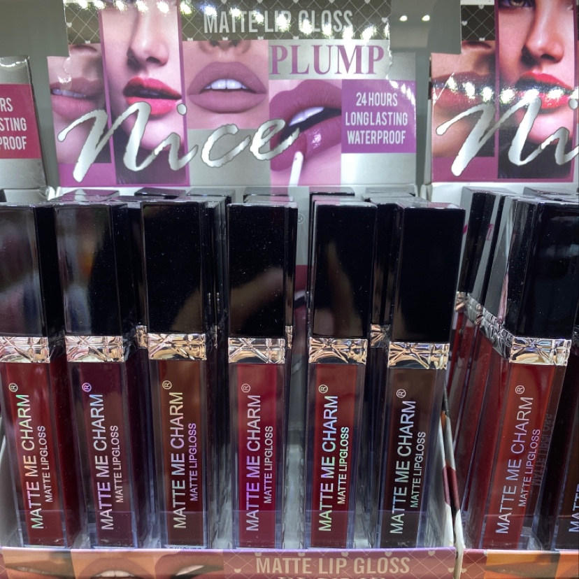 Dark 6-color non-stick lip gloss cups are fashionable and versatile