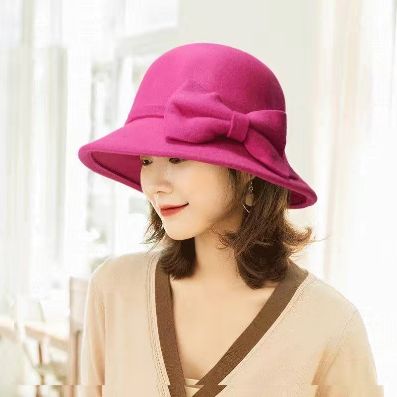 The woolen pot cap is rose red