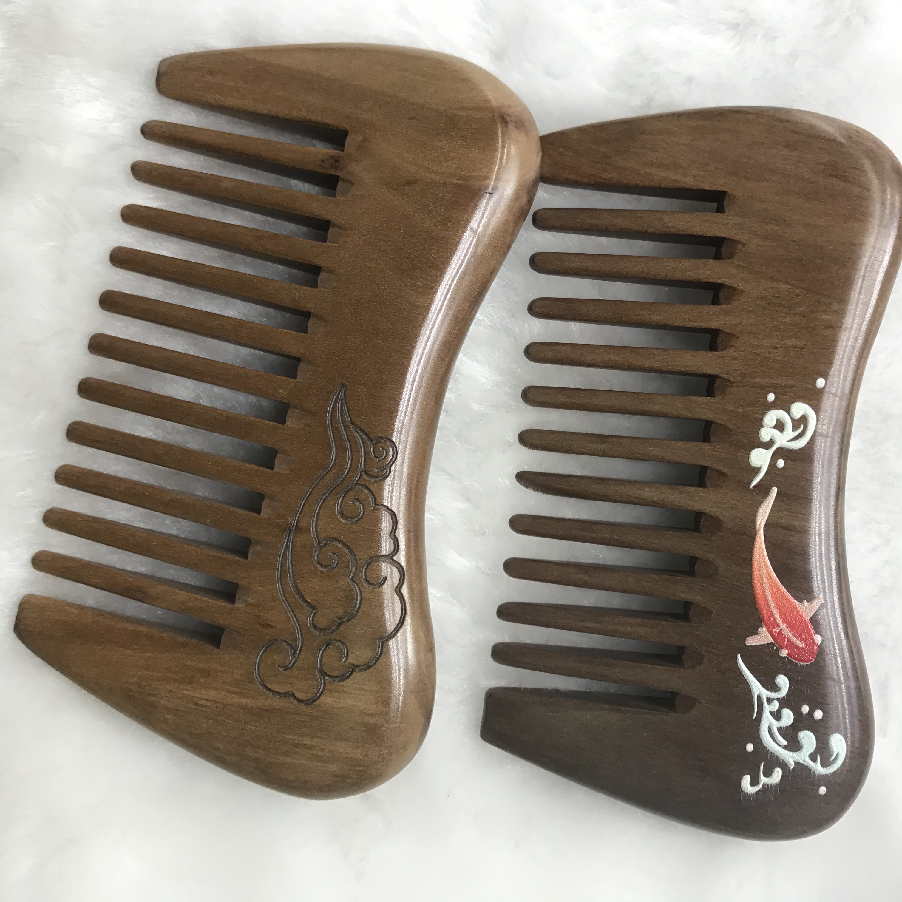 Factory direct sale of natural log peach wood painted Comb 10-2 detail image 3