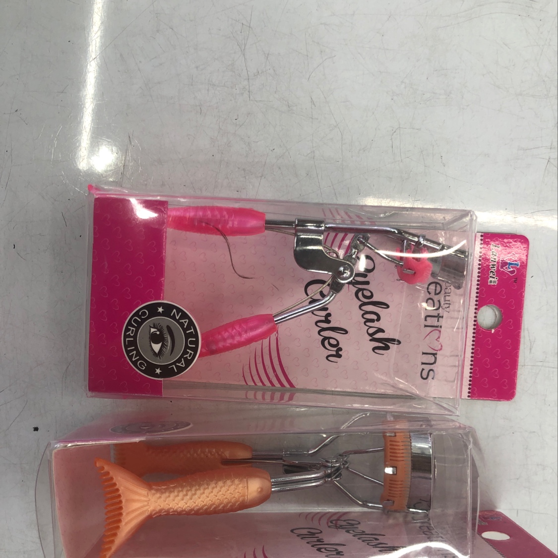 Fishtail eyelash curler