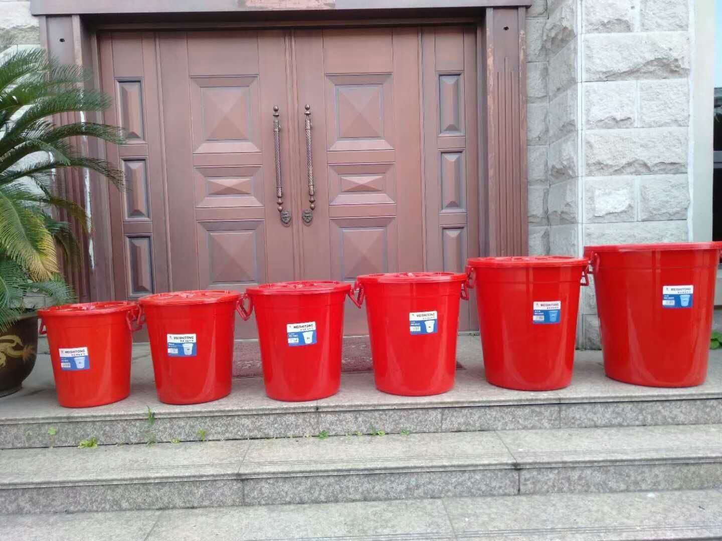 大号塑料桶/家用储水用圆白底实物图