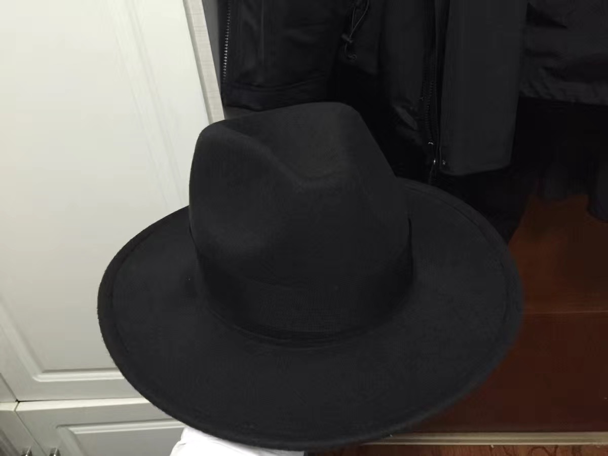 A top hat with a curling edge