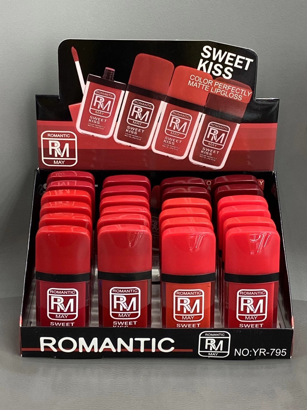 24 square tubes of lip gloss Application Scenario