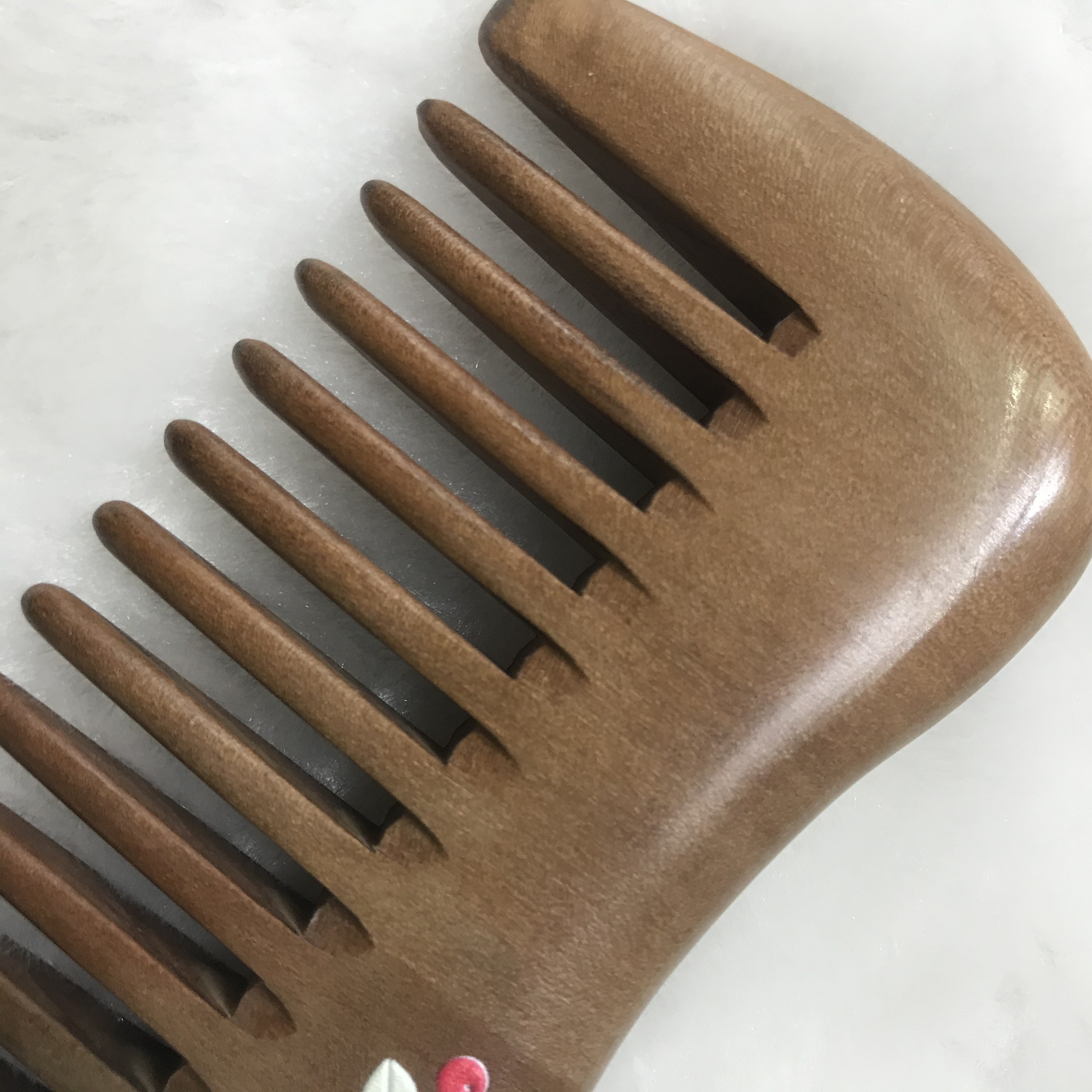 Factory direct sale of natural log peach wood painted Comb 10-2 detail image 1