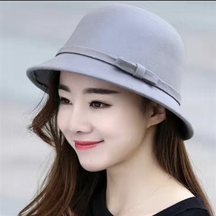 The cap of the small pot is grey