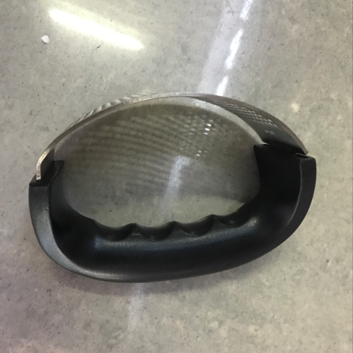 Press the garlic full figure