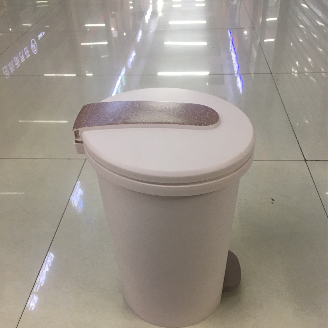 Trash Can Super Easy To Use Super Cute Super Practical A Trash Can In The Number Of Trash Can details Picture