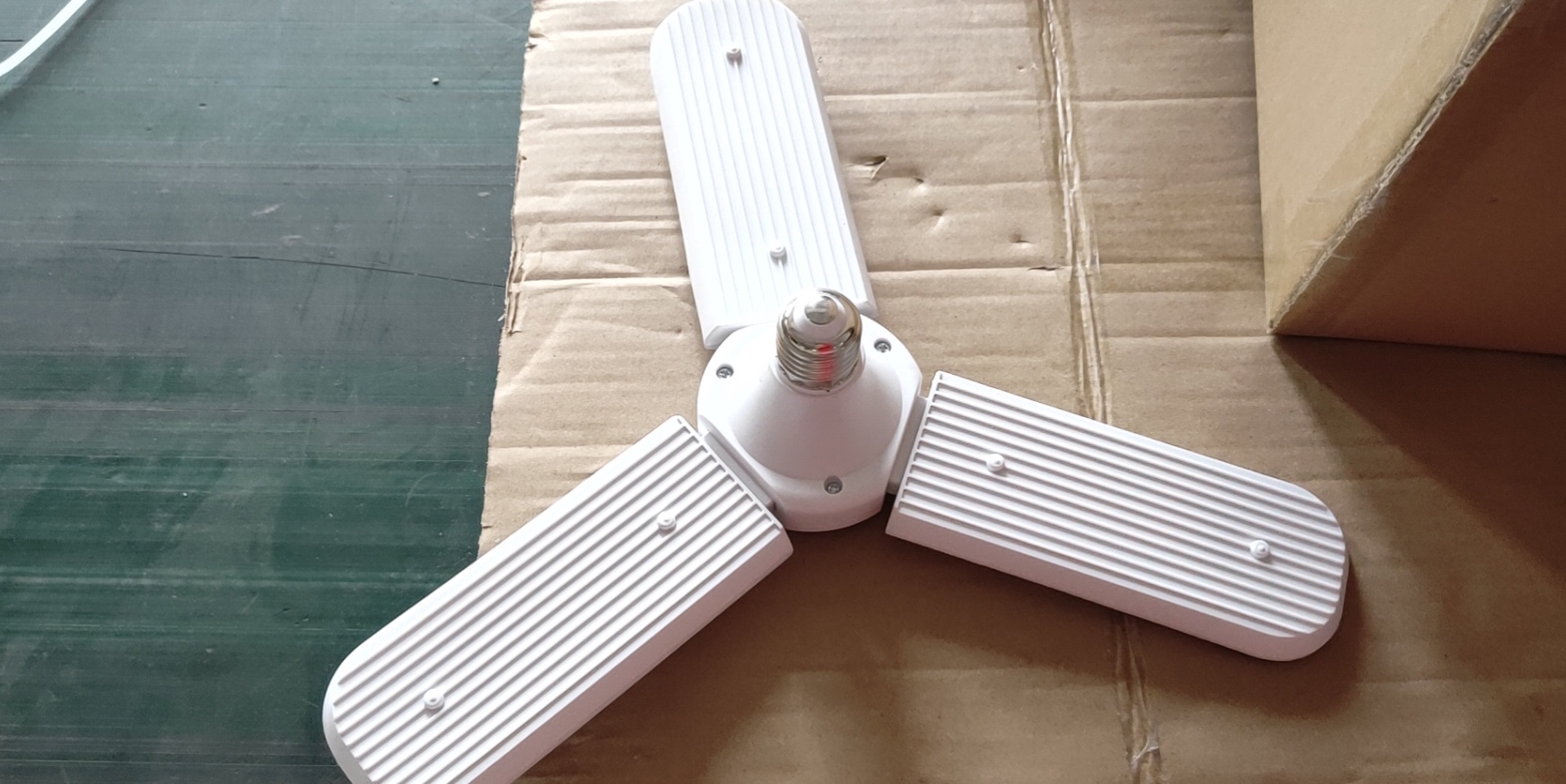 Three-leaf lamp