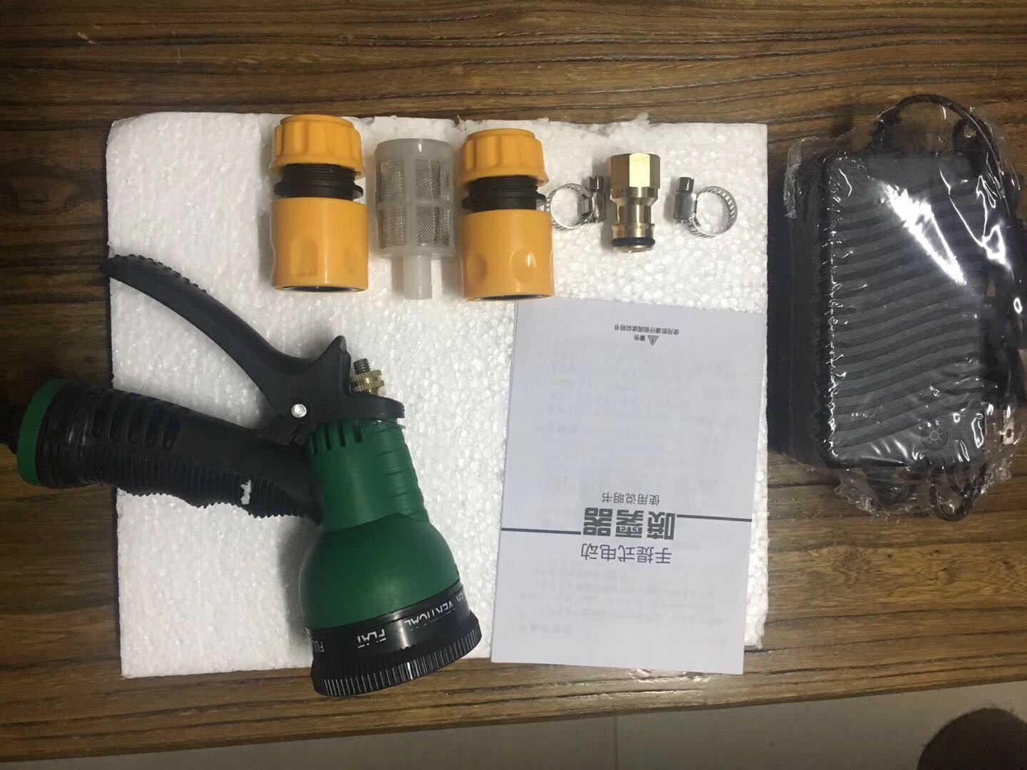 Portable battery-powered water pump 240W details Picture