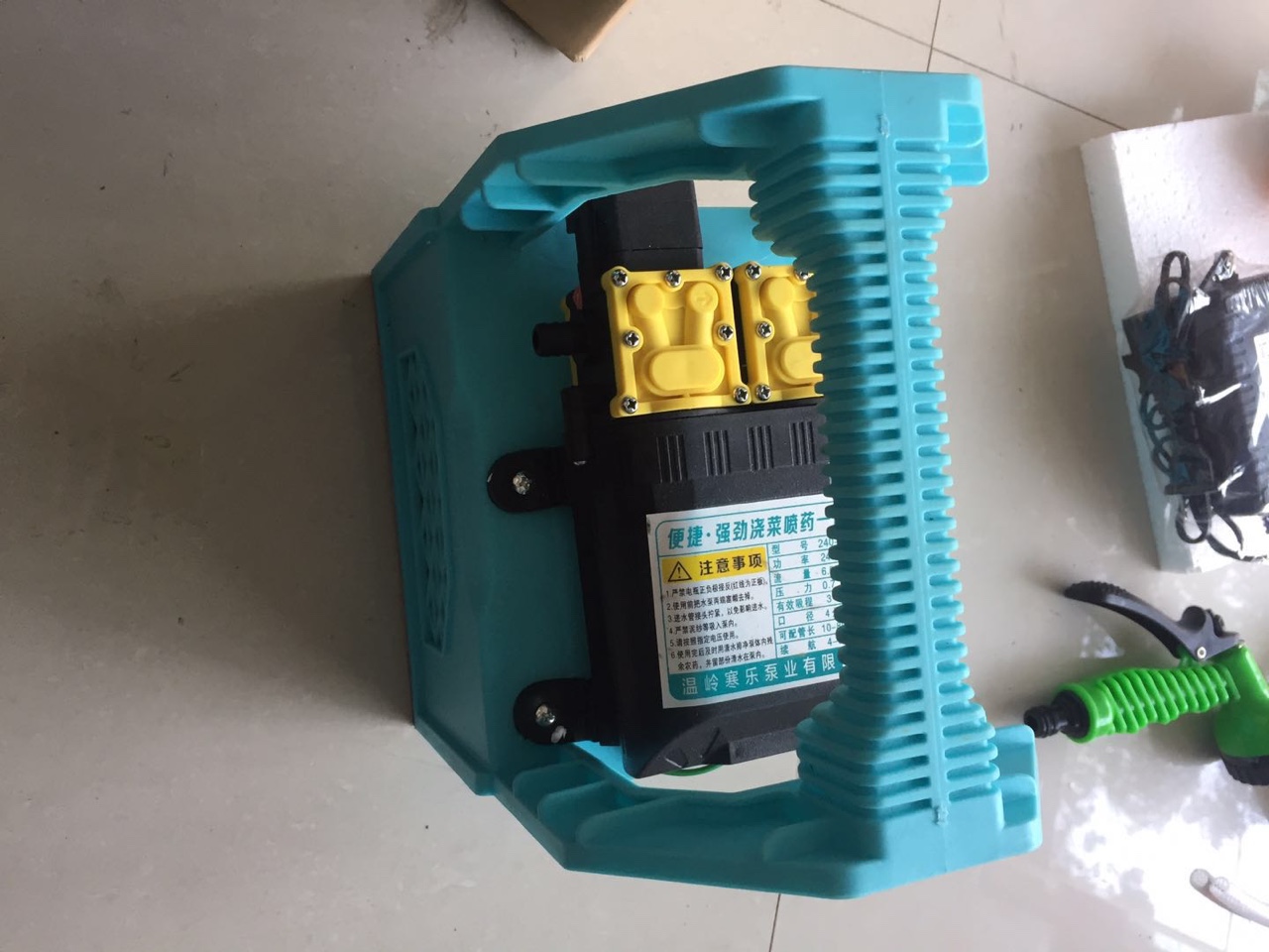 Portable battery-powered water pump 240W