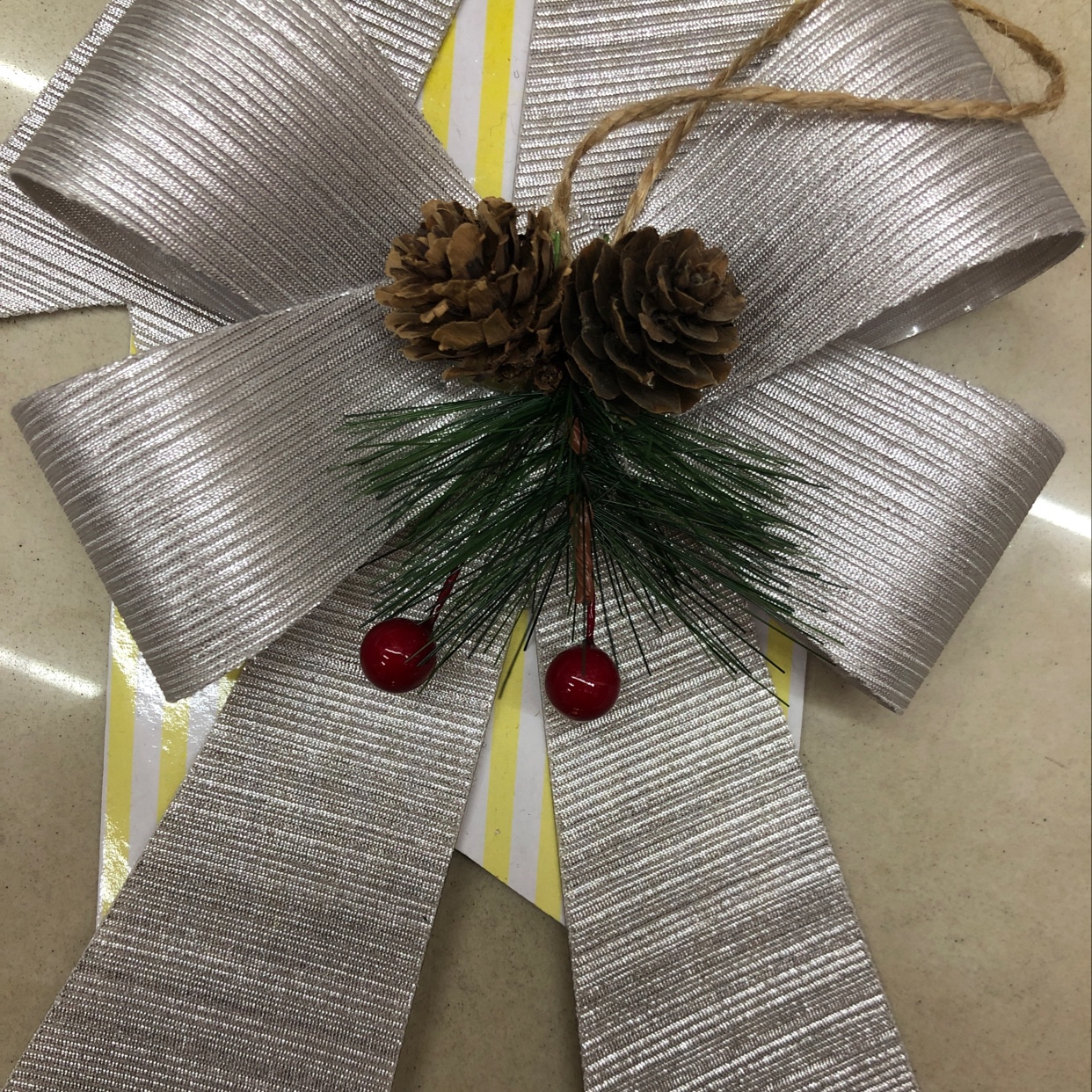 Silver bow details Picture